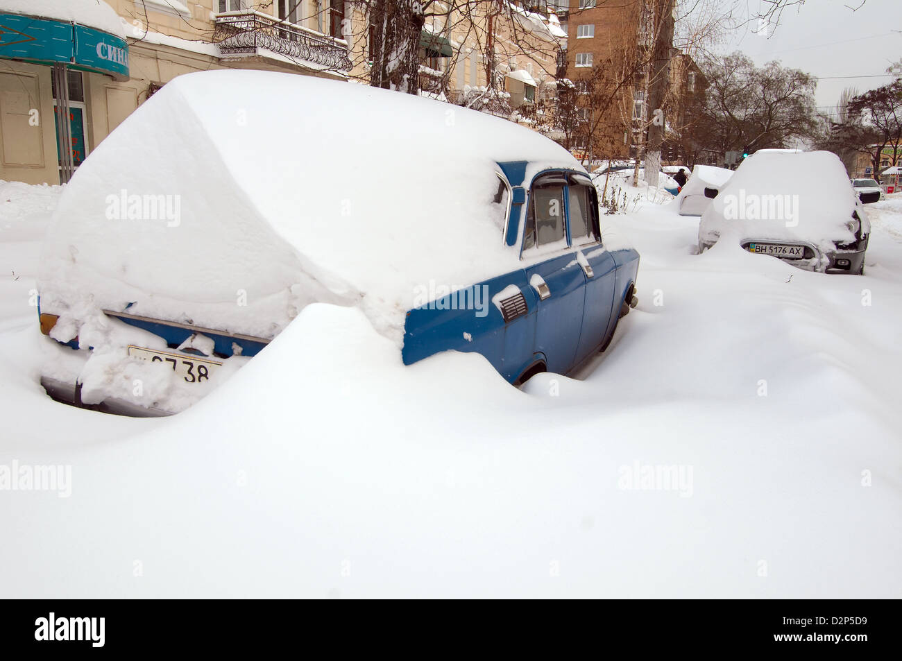 Das Auto von Schnee, Odessa, Ukraine geschlossen Stockfoto