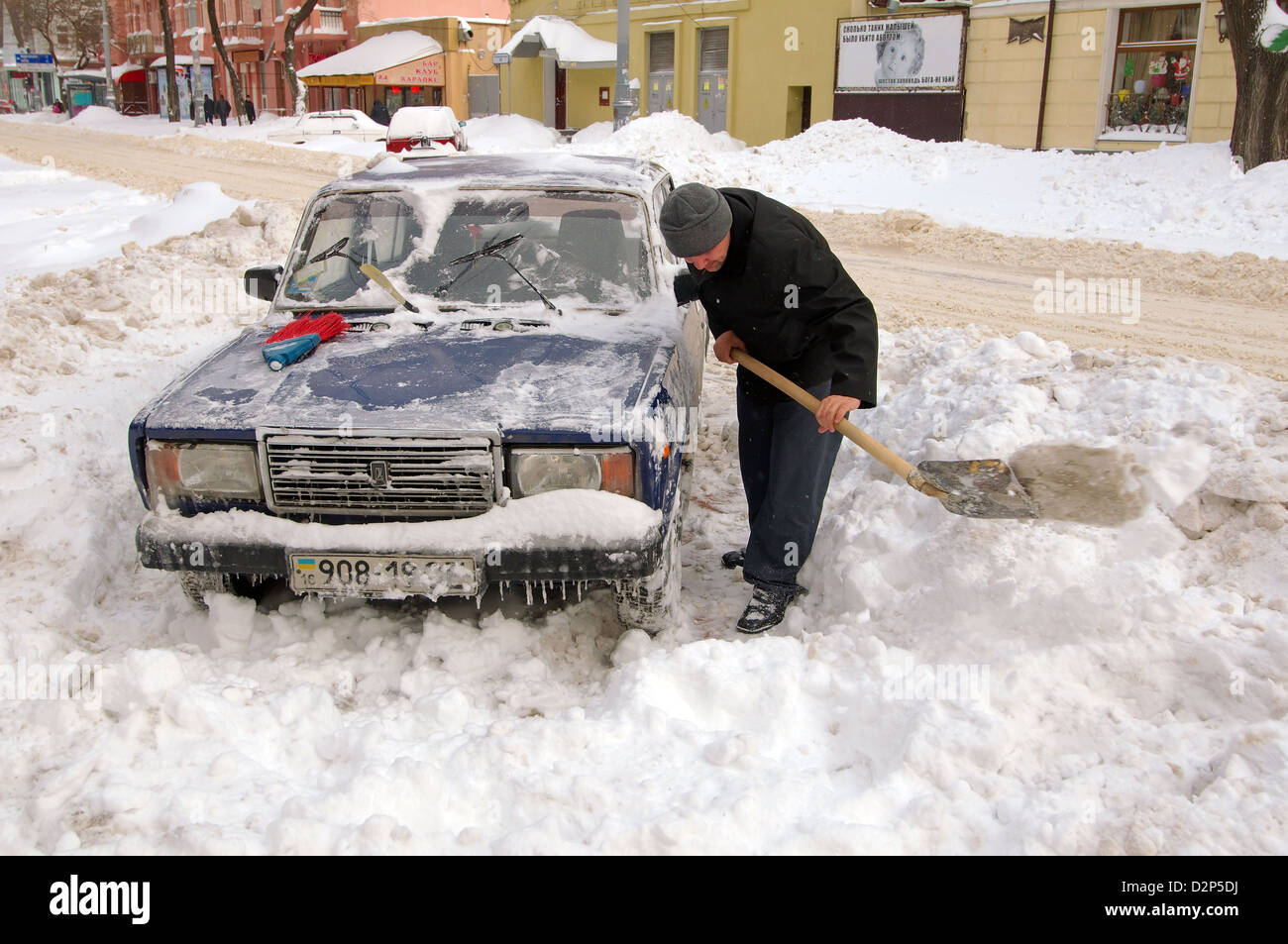 Das Auto von Schnee, Odessa, Ukraine geschlossen Stockfoto