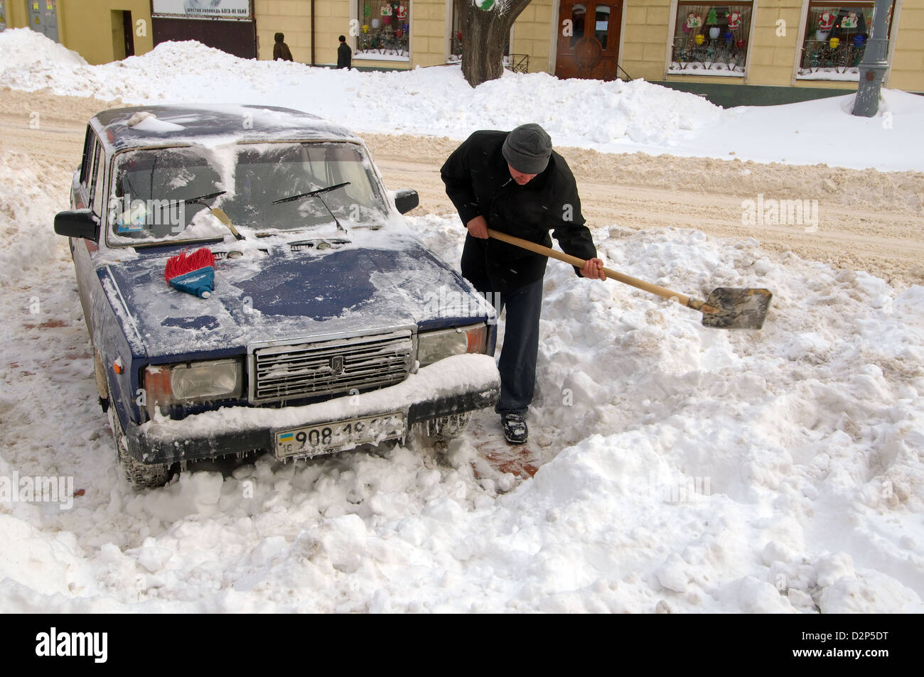 Das Auto von Schnee, Odessa, Ukraine geschlossen Stockfoto