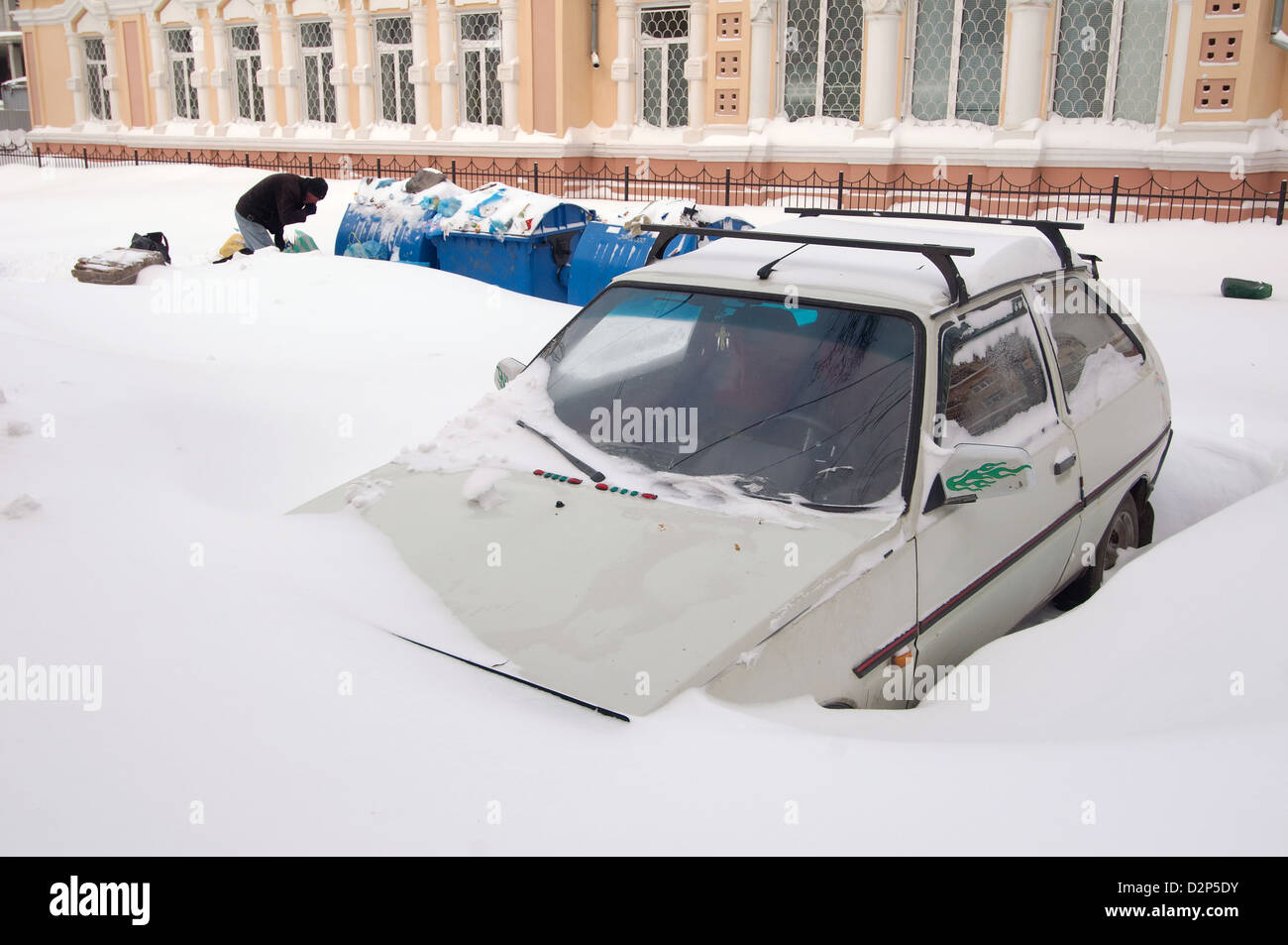 Das Auto von Schnee, Odessa, Ukraine geschlossen Stockfoto