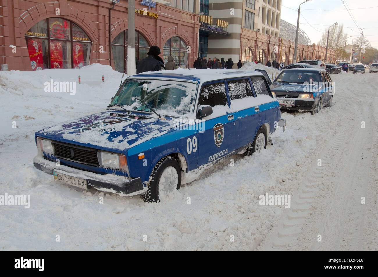Das Auto von Schnee, Odessa, Ukraine geschlossen Stockfoto