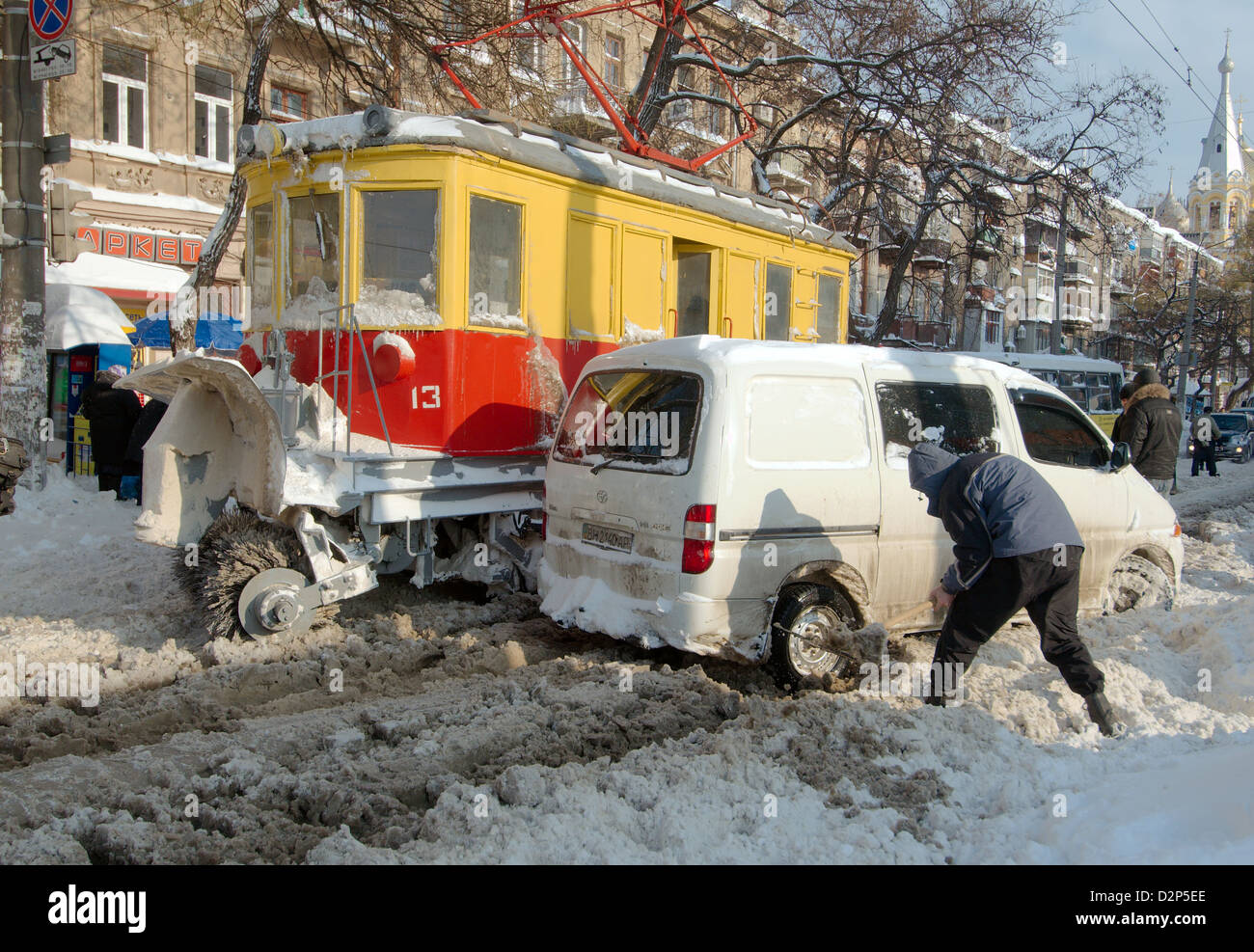 Entfernen von Schnee Straßenbahn, Odessa, Ukraine Stockfoto