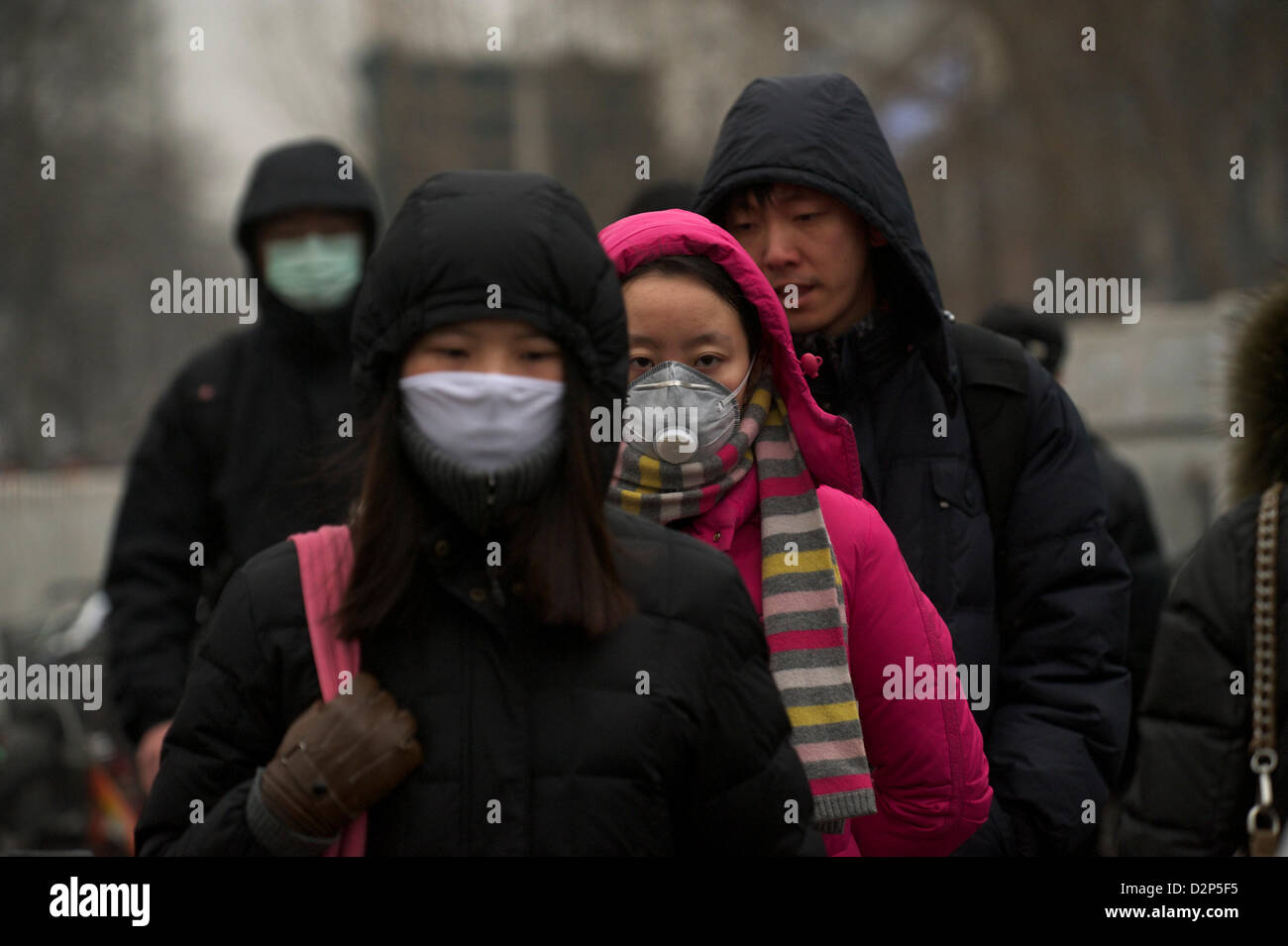 Fußgänger tragen Masken in dicker Nebel in Peking, China. 30. Januar 2013 Stockfoto