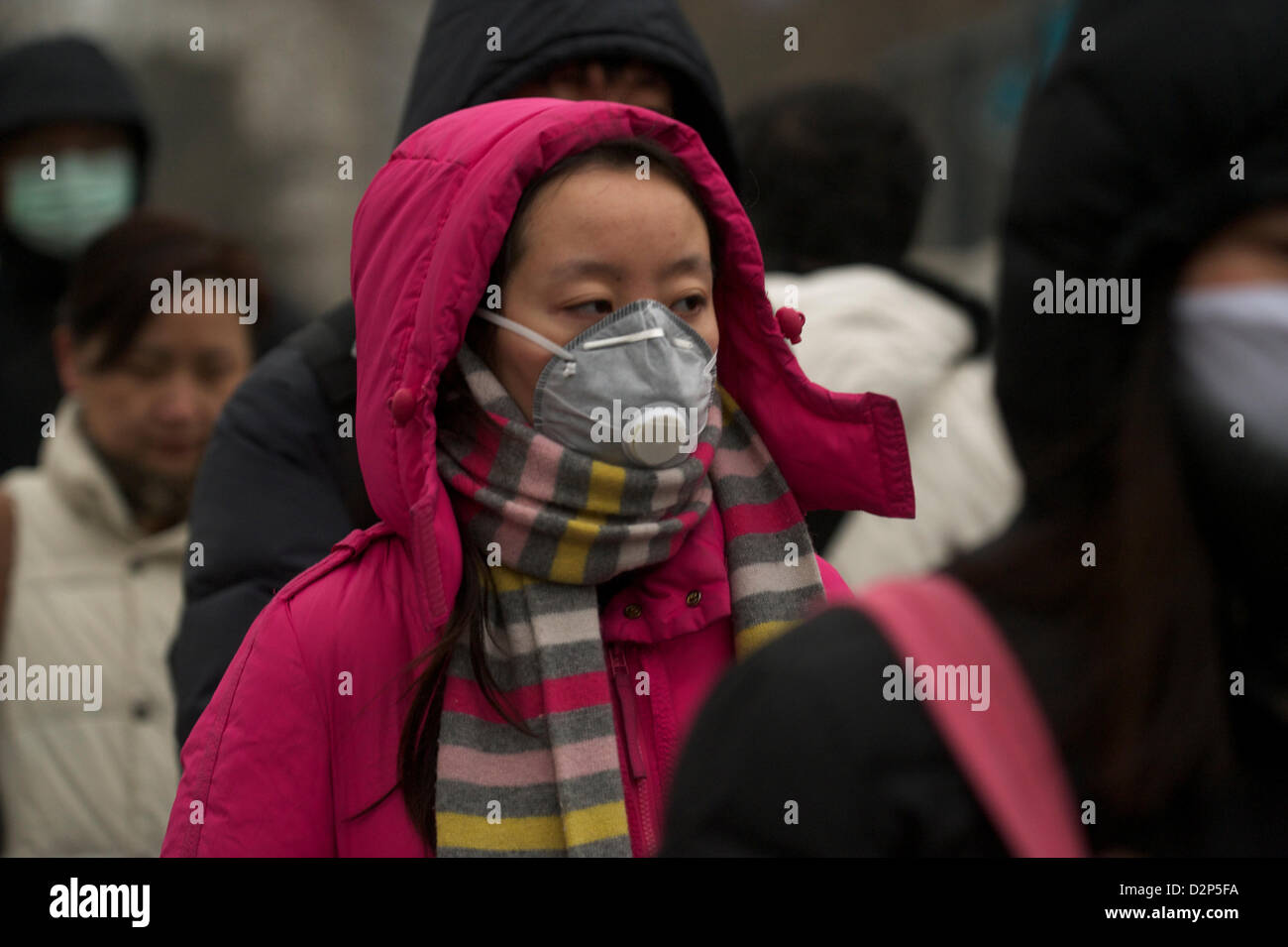 Fußgänger tragen Masken in dicker Nebel in Peking, China. 30. Januar 2013 Stockfoto