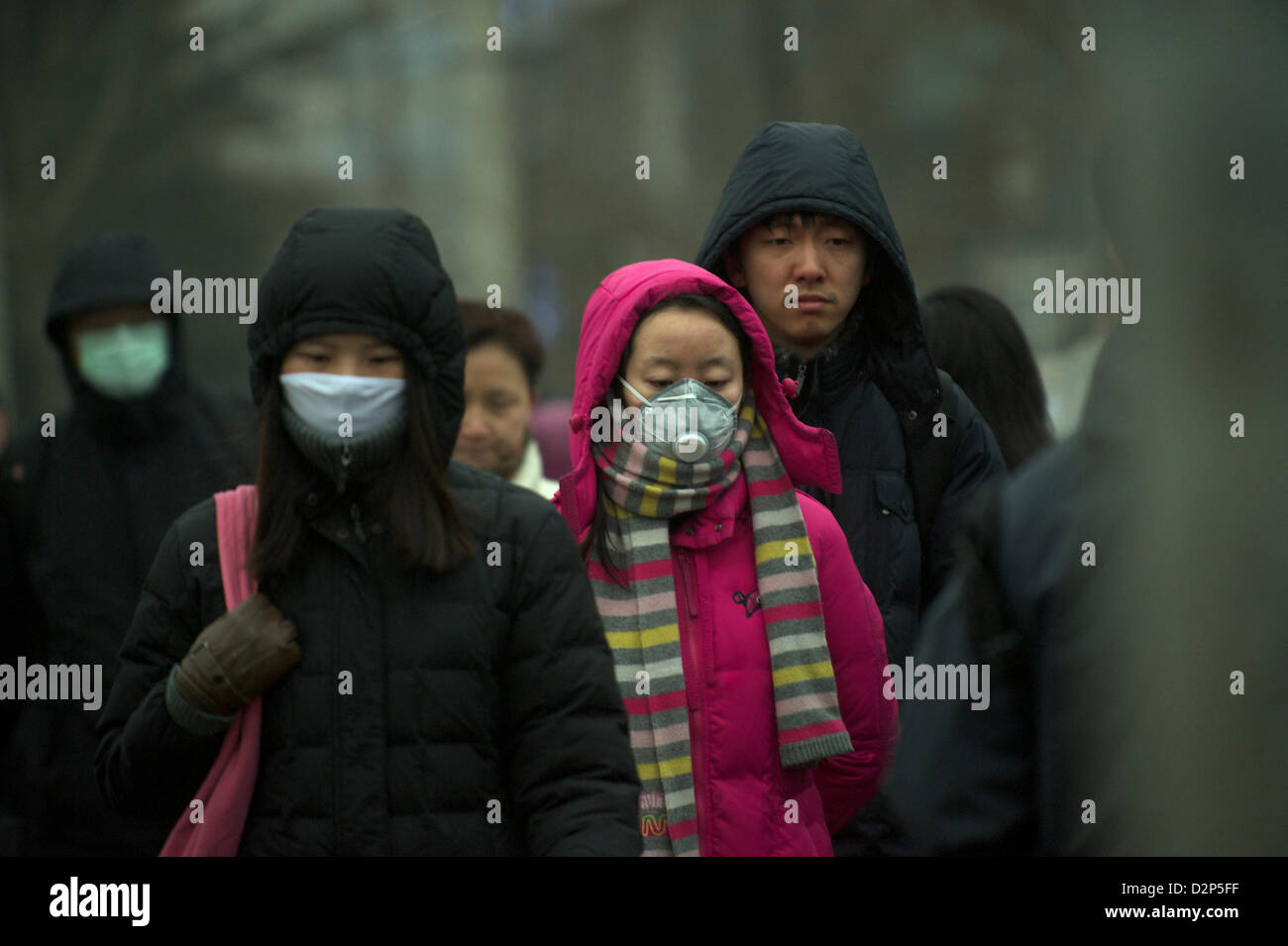 Fußgänger tragen Masken in dicker Nebel in Peking, China. 30. Januar 2013. Stockfoto