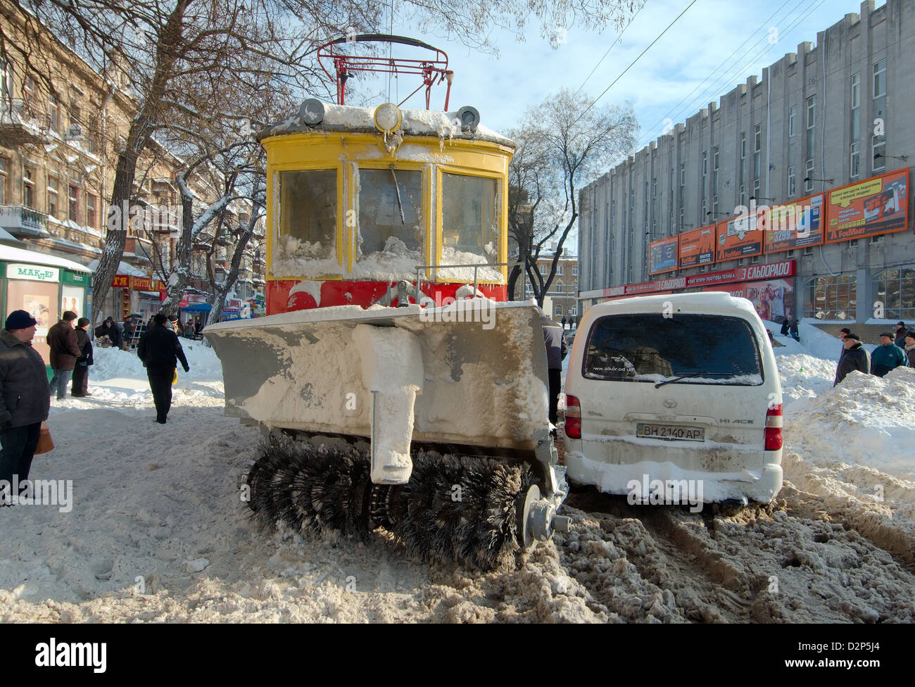 Entfernen von Schnee Straßenbahn, Odessa, Ukraine Stockfoto