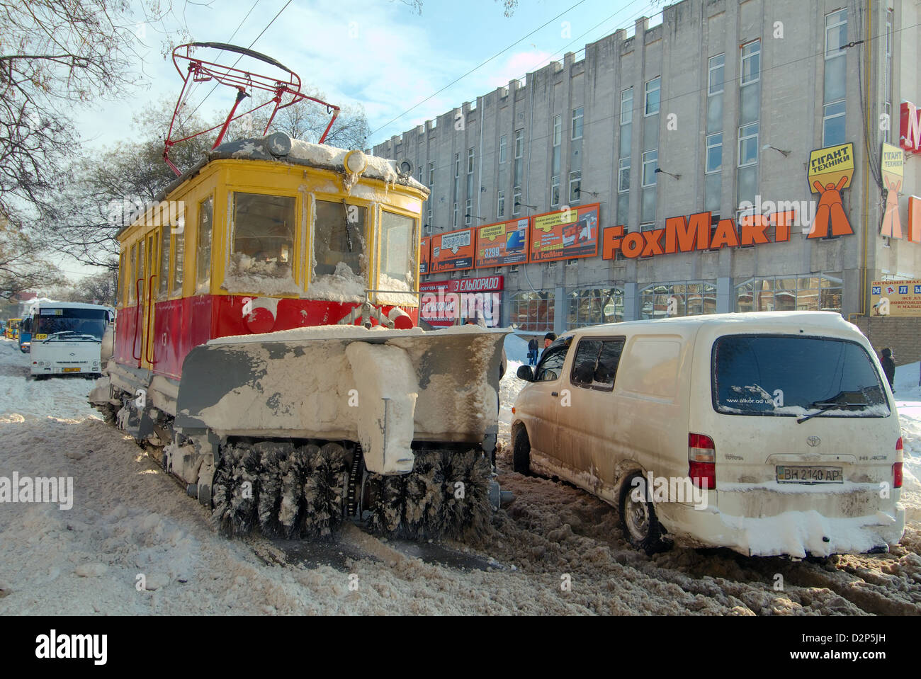 Entfernen von Schnee Straßenbahn, Odessa, Ukraine Stockfoto