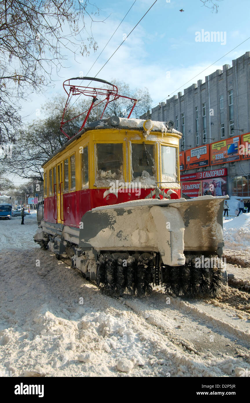 Entfernen von Schnee Straßenbahn, Odessa, Ukraine Stockfoto