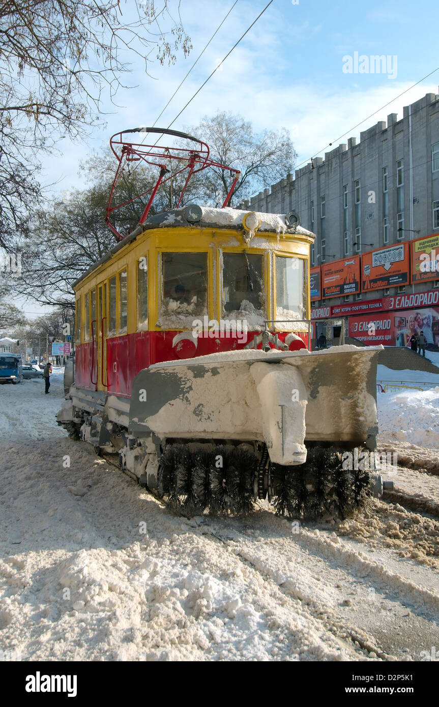 Entfernen von Schnee Straßenbahn, Odessa, Ukraine Stockfoto