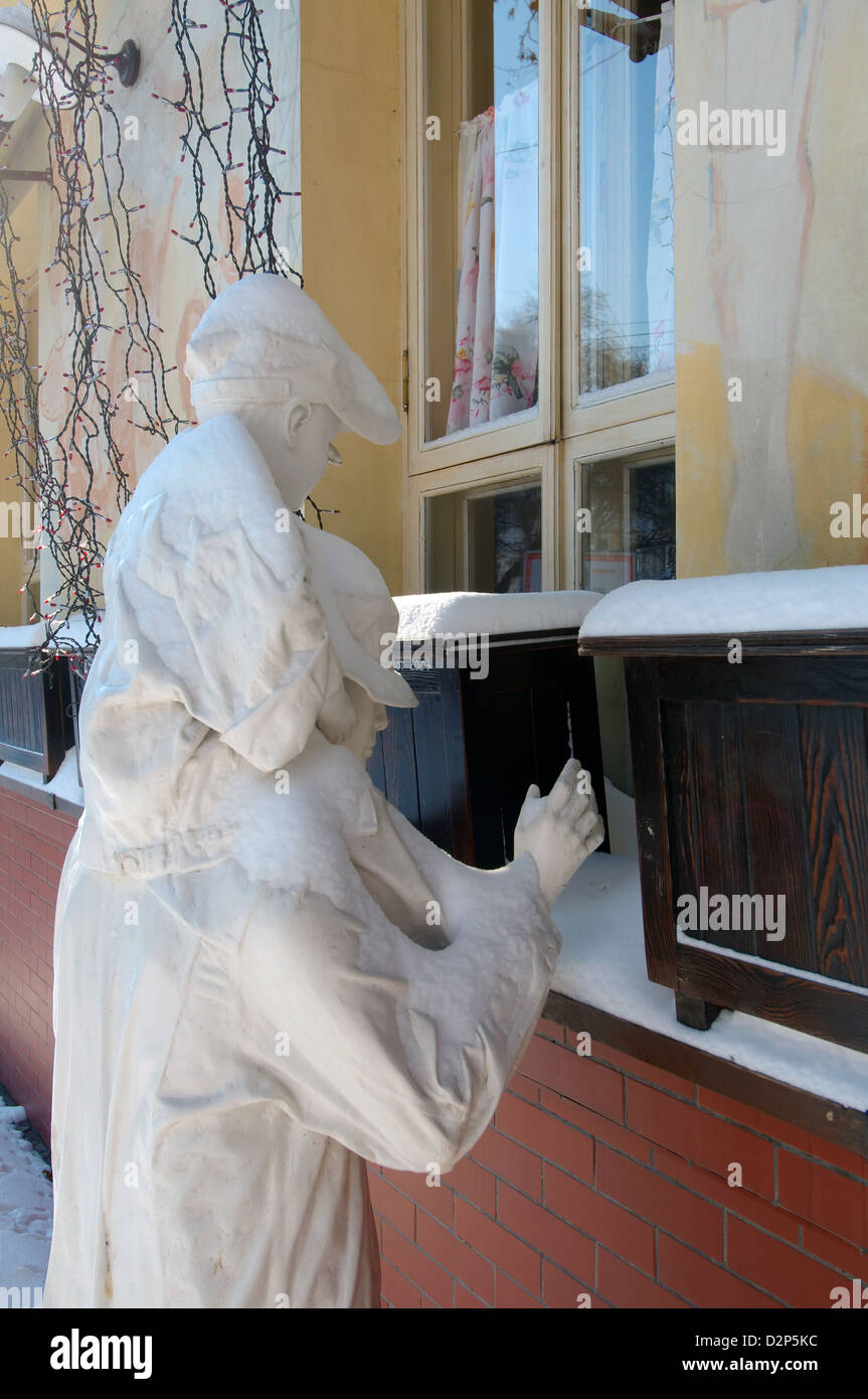 Skulptur - Spionage Person sieht in einem Fenster, Odessa, Ukraine, Osteuropa Stockfoto