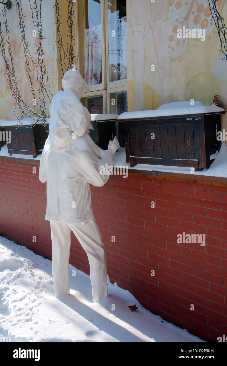 Skulptur - Spionage Person sieht in einem Fenster, Odessa, Ukraine, Osteuropa Stockfoto