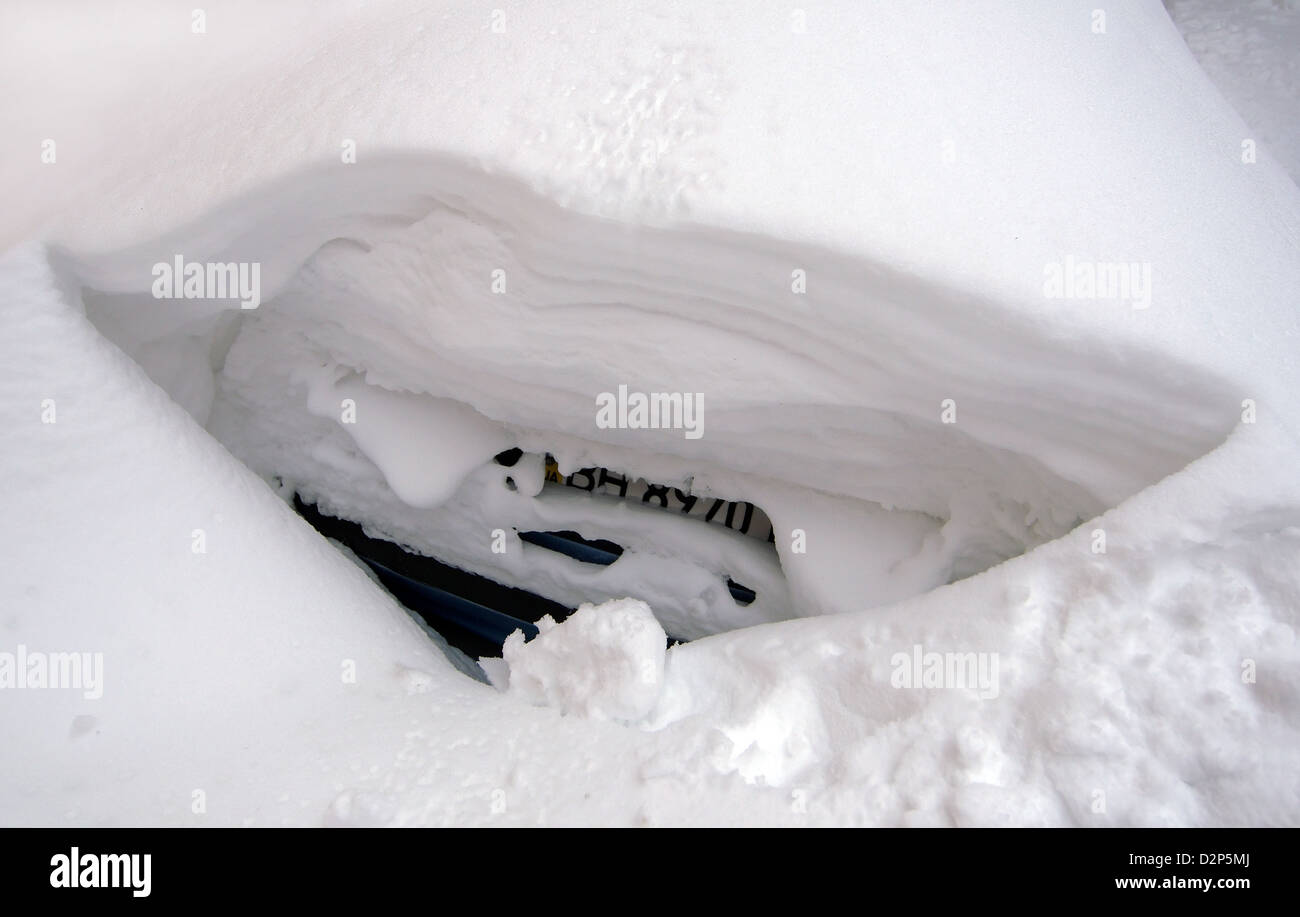 Das Auto von Schnee, Odessa, Ukraine geschlossen Stockfoto