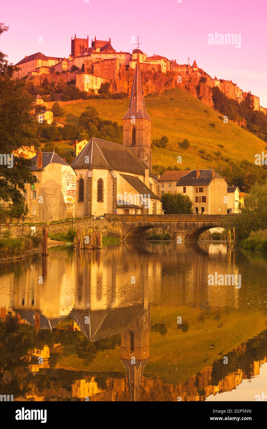 KIRCHE DER HEILIGEN CHRISTINE UNTERE STADT FLUSS ANDER SAINT MEHL CANTAL AUVERGNE FRANKREICH Stockfoto KIRCHE DER HEILIGEN CHRISTINE UNTERE STADT FLUSS ANDER SAINT MEHL CANTAL AUVERGNE FRANKREICH Stockfoto