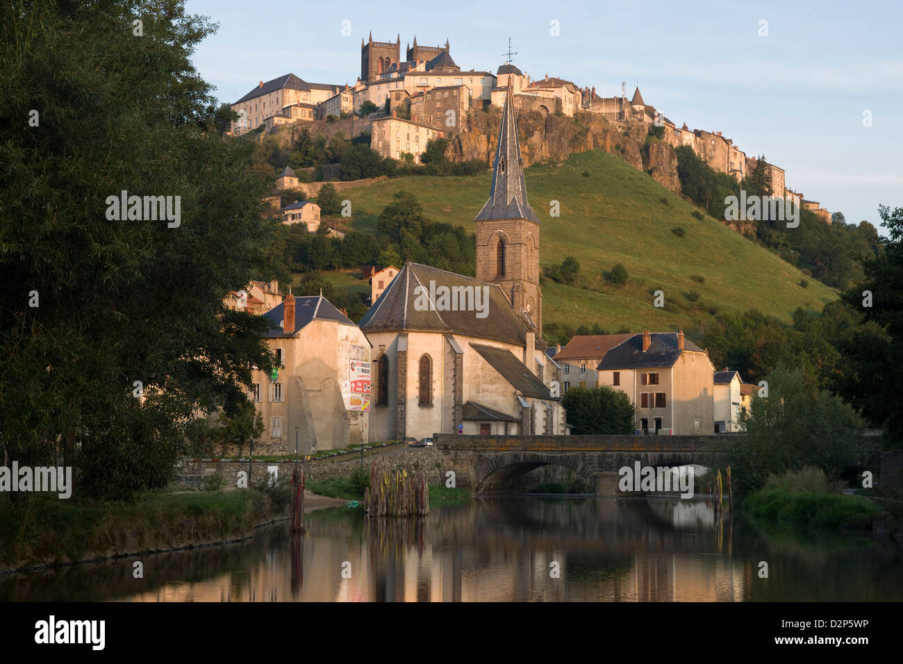 KIRCHE DER HEILIGEN CHRISTINE UNTERE STADT FLUSS ANDER SAINT MEHL CANTAL AUVERGNE FRANKREICH Stockfoto KIRCHE DER HEILIGEN CHRISTINE UNTERE STADT FLUSS ANDER SAINT MEHL CANTAL AUVERGNE FRANKREICH Stockfoto