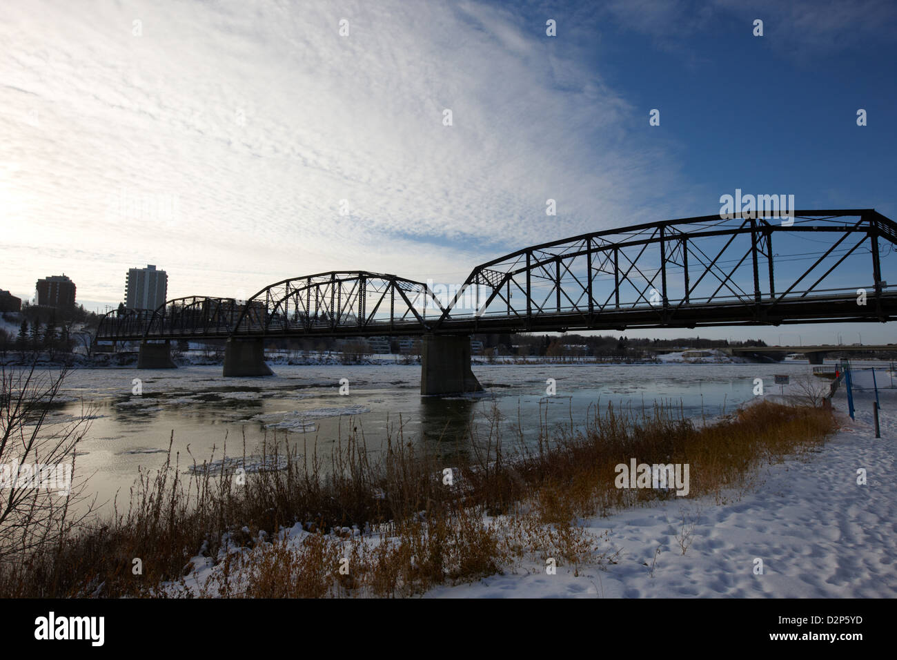 die alte Brücke der Verkehr über den South Saskatchewan River im Winter fließt durch die Innenstadt von Saskatoon Saskatchewan Kanada Stockfoto