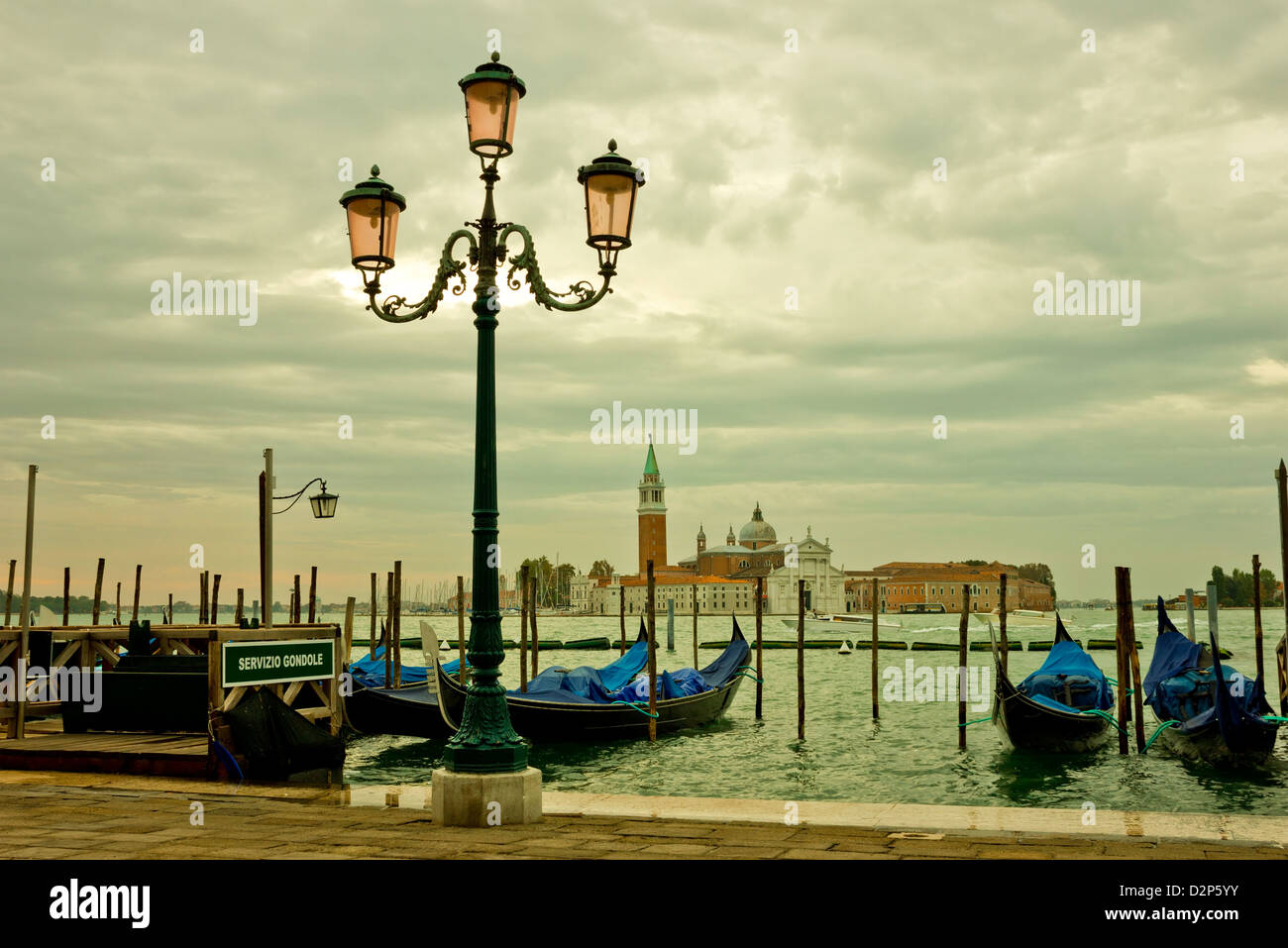 Lagune von Venedig mit schönen Lampe post, Gondeln und San Giorgio Maggiore in eine stimmungsvolle am frühen Morgen. Stockfoto