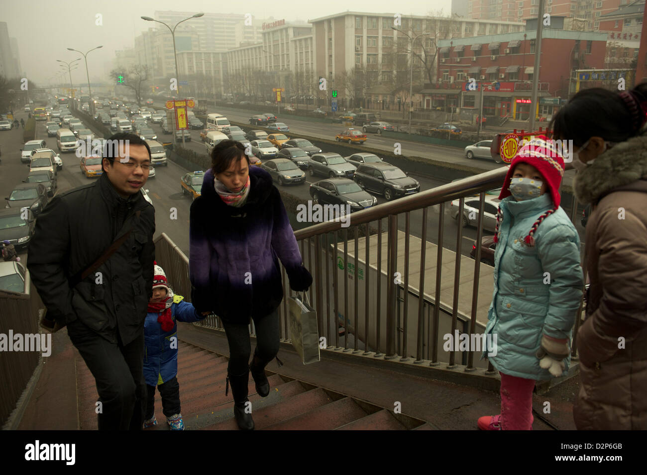 Fußgänger Fuß auf einer Überführung vorbei an stark befahrenen in dicker Nebel in Peking, China. 30. Januar 2013 Stockfoto