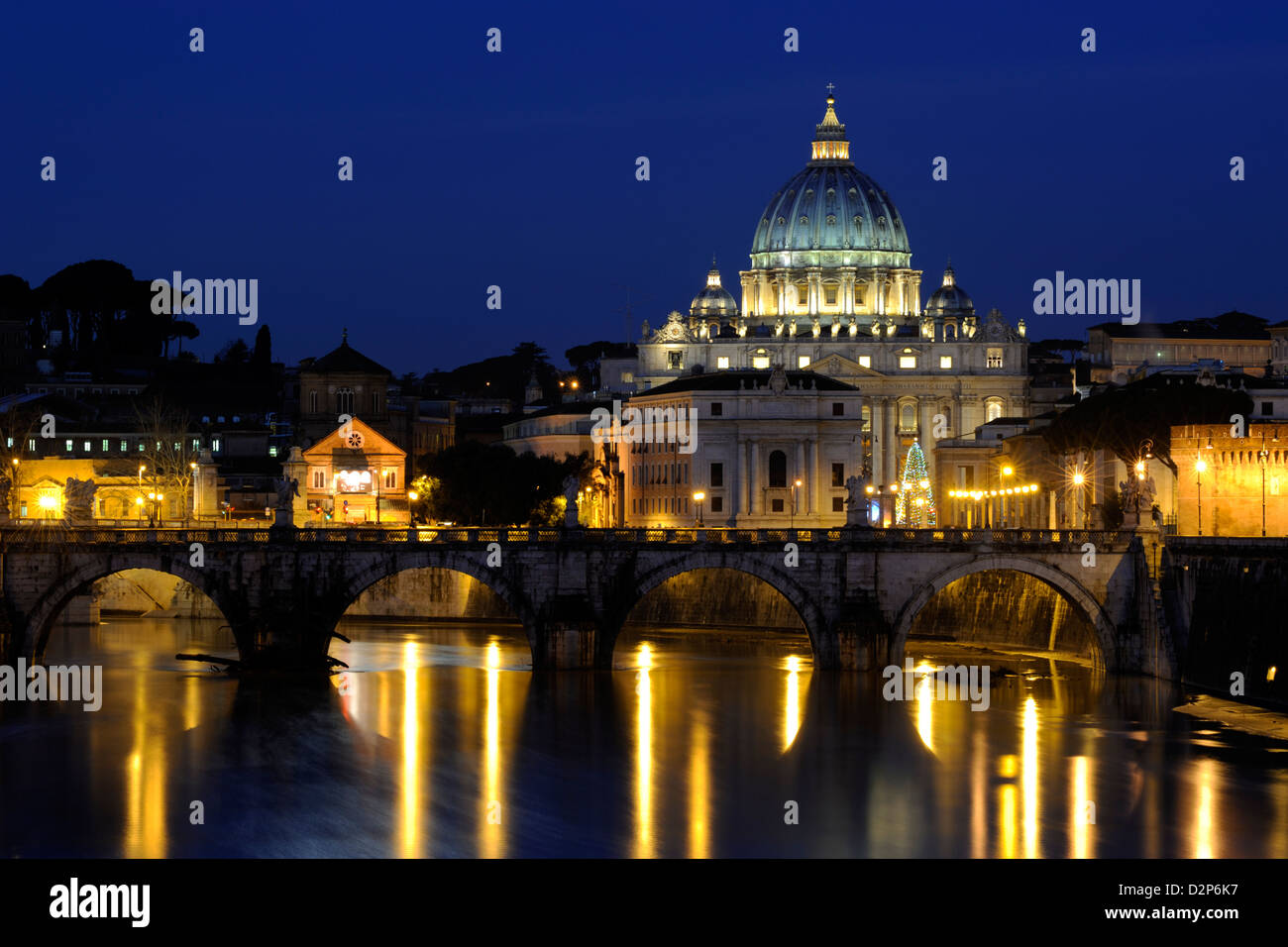 Italien, Rom, Tiber, Sant'Angelo-Brücke und Petersdom bei Nacht Stockfoto