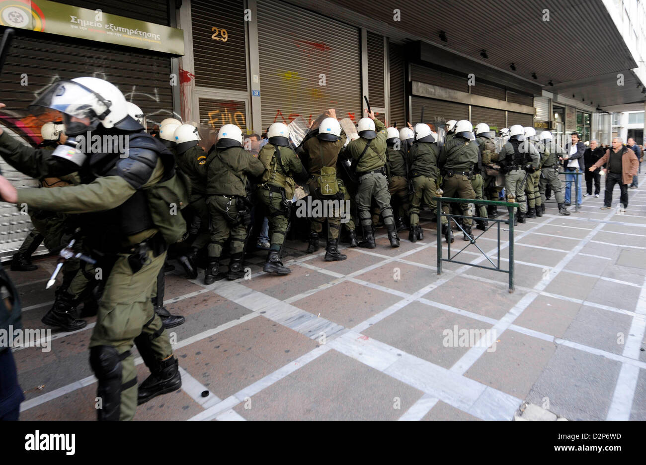 Athen, Griechenland. 30. Januar 2013. Zusammenstöße zwischen Polizei und Gewerkschaftsmitglieder vor das Arbeitsministerium in Athen, Griechenland. Aus Protest gegen weitere Sparmaßnahmen haben Mitglieder der Gewerkschaft PAME stürmten das Arbeitsministerium und besetzt das Büro der Arbeitsminister Yiannis Vroutsis. Foto: Giorgos Nikolaidis / Kunst der Fokus / Alamy Live News Stockfoto