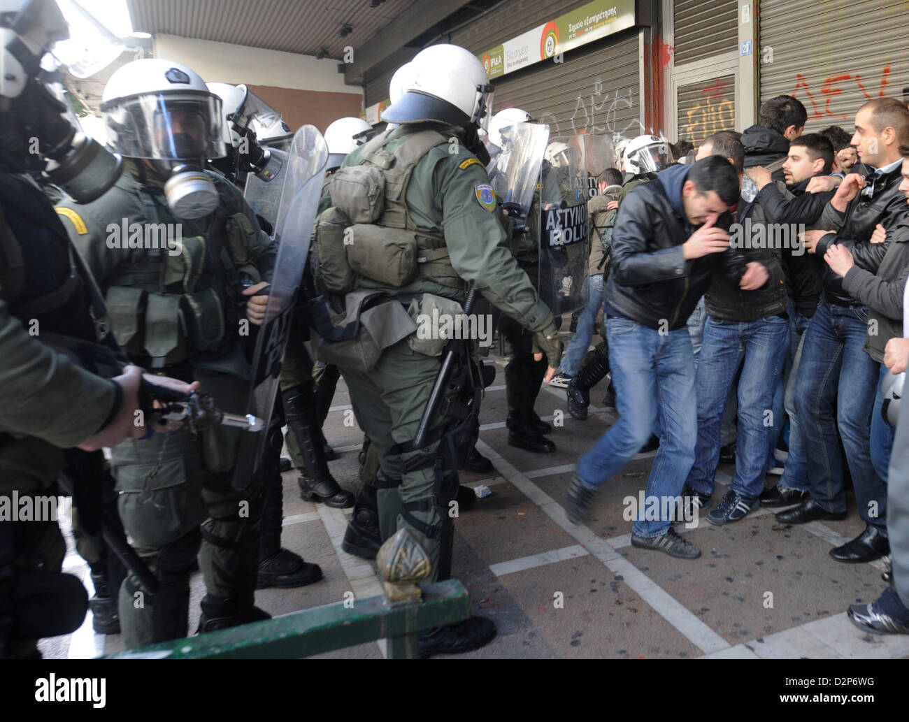 Athen, Griechenland. 30. Januar 2013. Zusammenstöße zwischen Polizei und Gewerkschaftsmitglieder vor das Arbeitsministerium in Athen, Griechenland. Aus Protest gegen weitere Sparmaßnahmen haben Mitglieder der Gewerkschaft PAME stürmten das Arbeitsministerium und besetzt das Büro der Arbeitsminister Yiannis Vroutsis. Foto: Giorgos Nikolaidis / Kunst der Fokus / Alamy Live News Stockfoto