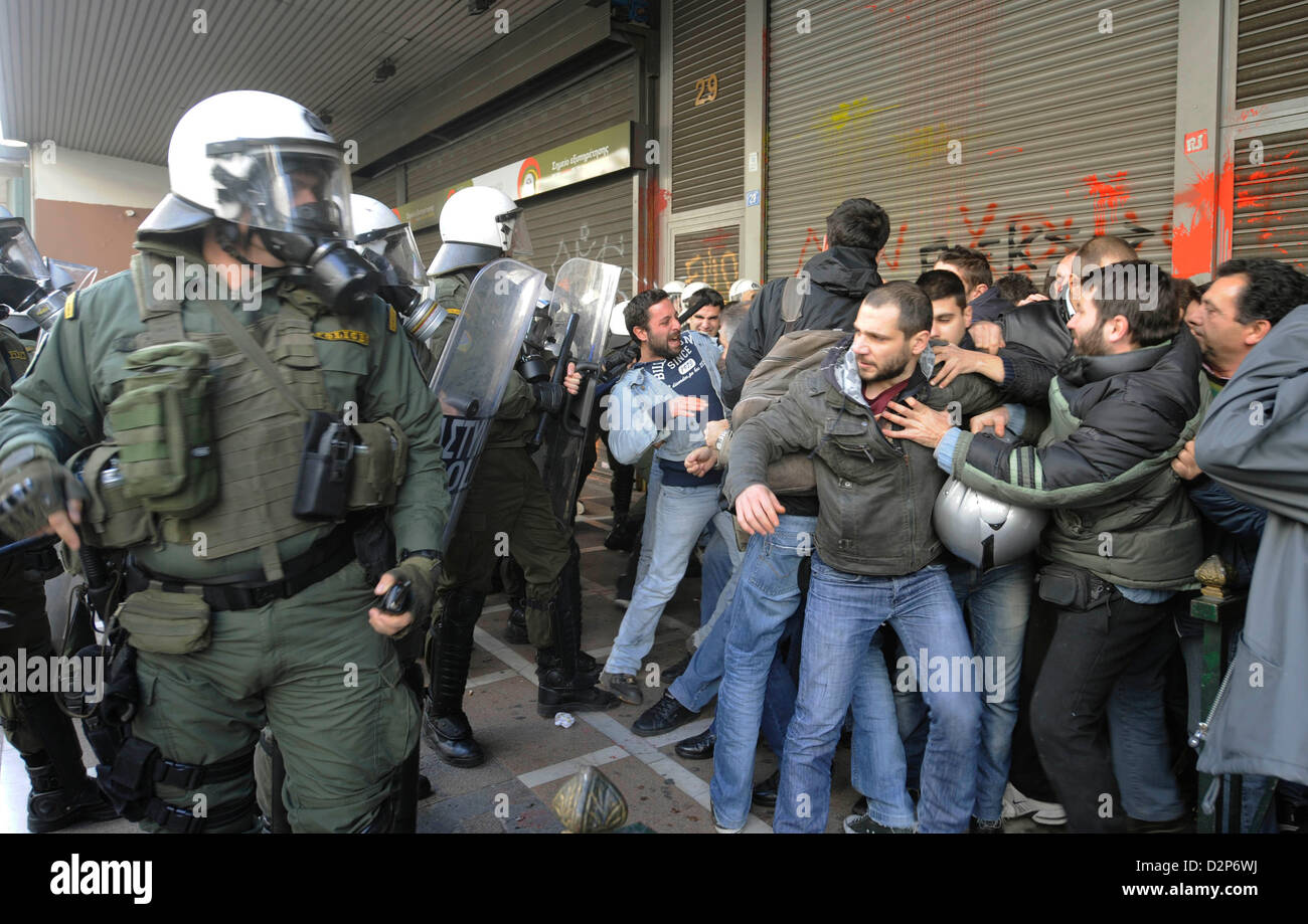 Athen, Griechenland. 30. Januar 2013. Zusammenstöße zwischen Polizei und Gewerkschaftsmitglieder vor das Arbeitsministerium in Athen, Griechenland. Aus Protest gegen weitere Sparmaßnahmen haben Mitglieder der Gewerkschaft PAME stürmten das Arbeitsministerium und besetzt das Büro der Arbeitsminister Yiannis Vroutsis. Foto: Giorgos Nikolaidis / Kunst der Fokus / Alamy Live News Stockfoto