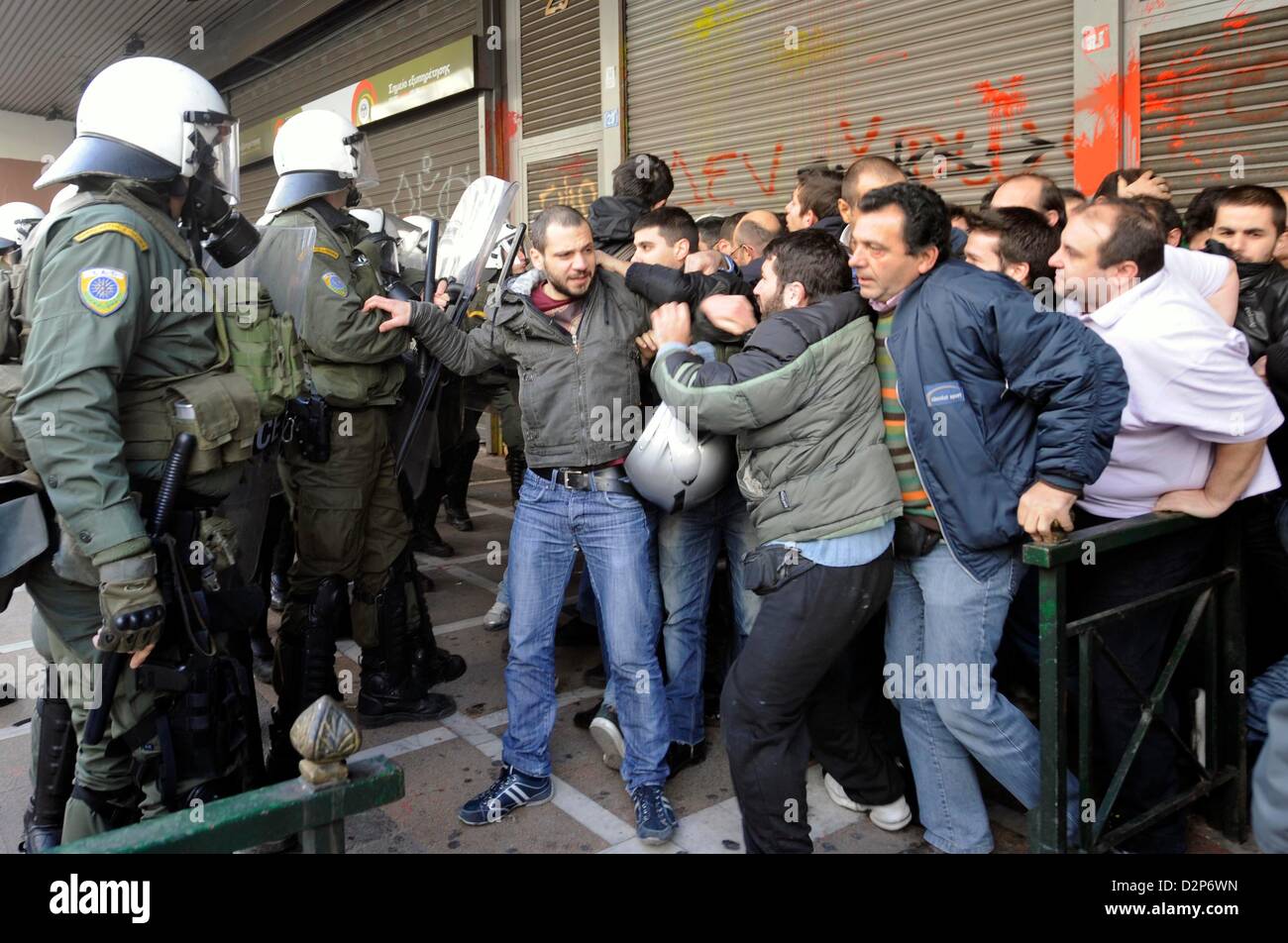 Athen, Griechenland. 30. Januar 2013. Zusammenstöße zwischen Polizei und Gewerkschaftsmitglieder vor das Arbeitsministerium in Athen, Griechenland. Aus Protest gegen weitere Sparmaßnahmen haben Mitglieder der Gewerkschaft PAME stürmten das Arbeitsministerium und besetzt das Büro der Arbeitsminister Yiannis Vroutsis. Foto: Giorgos Nikolaidis / Kunst der Fokus / Alamy Live News Stockfoto