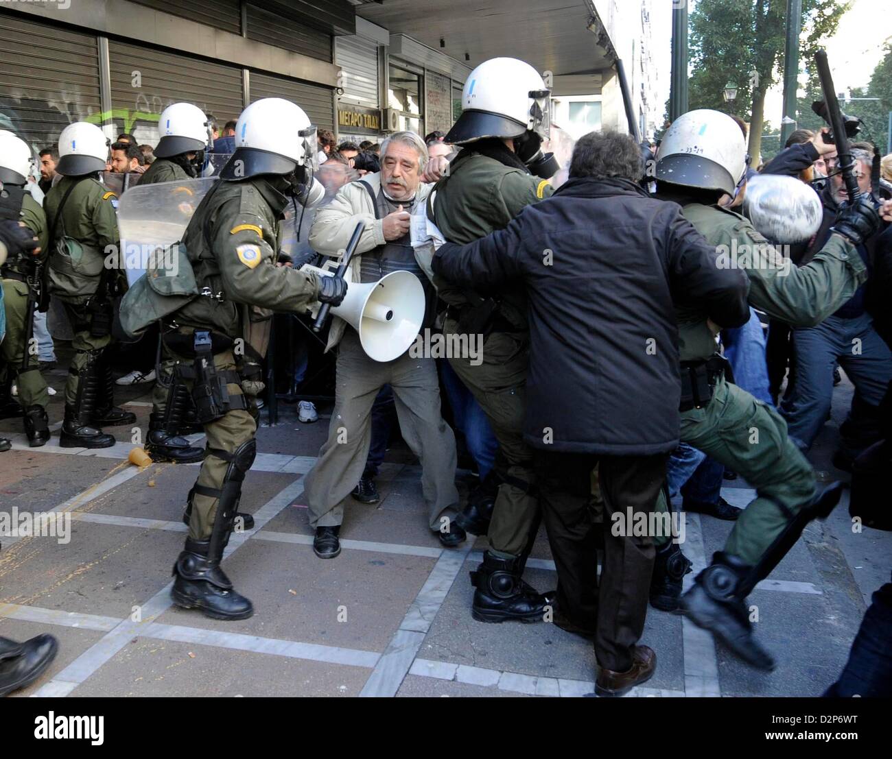 Athen, Griechenland. 30. Januar 2013. Zusammenstöße zwischen Polizei und Gewerkschaftsmitglieder vor das Arbeitsministerium in Athen, Griechenland. Aus Protest gegen weitere Sparmaßnahmen haben Mitglieder der Gewerkschaft PAME stürmten das Arbeitsministerium und besetzt das Büro der Arbeitsminister Yiannis Vroutsis. Foto: Giorgos Nikolaidis / Kunst der Fokus / Alamy Live News Stockfoto
