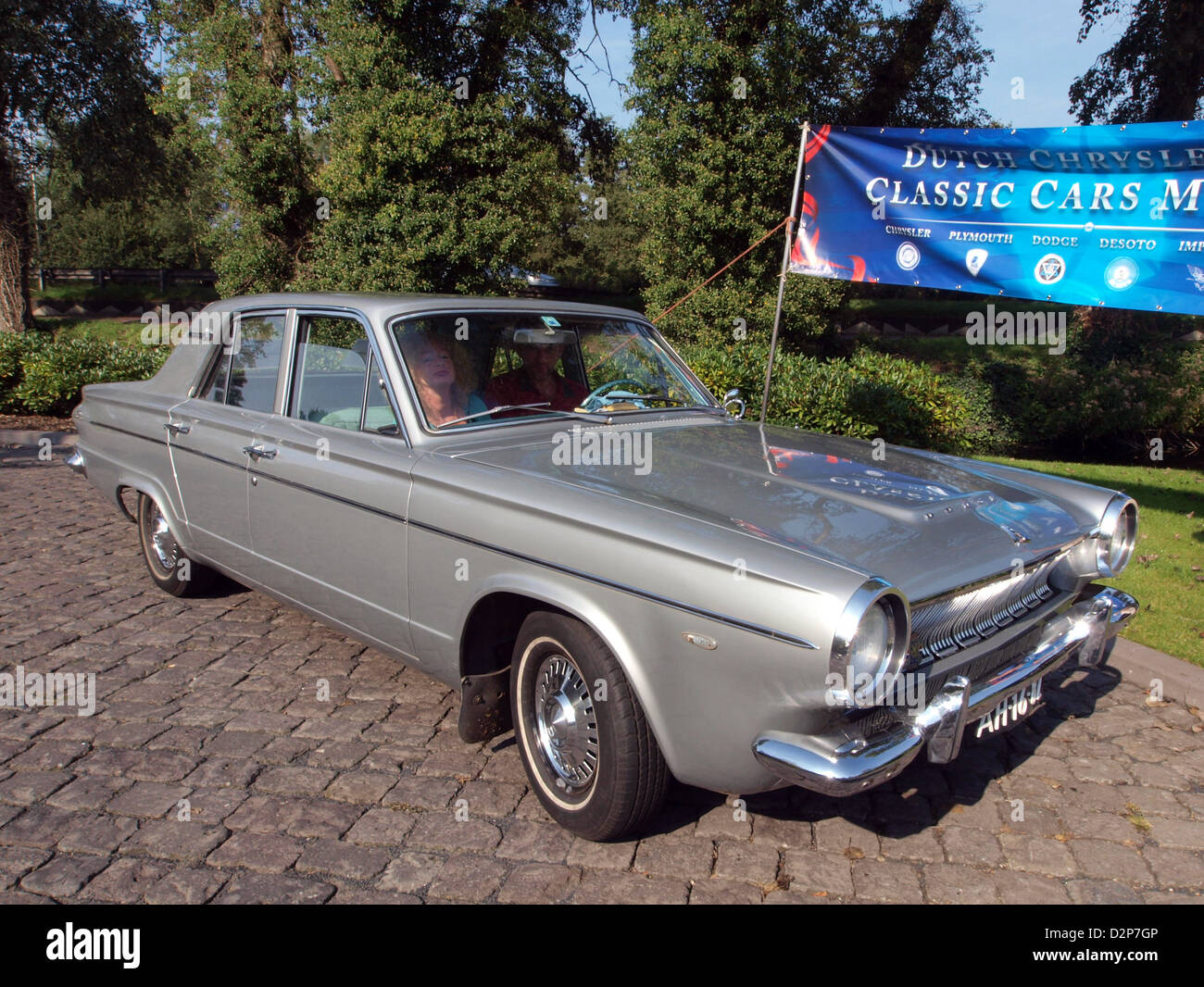 Der Dodge Dart 1963 ist ein klassisches amerikanisches Automobil, das für seine kompakte Größe und sein elegantes Design bekannt ist. Er war in den frühen 1960er Jahren populär und gehörte zu den erschwinglicheren Modellen von Dodge. Stockfoto