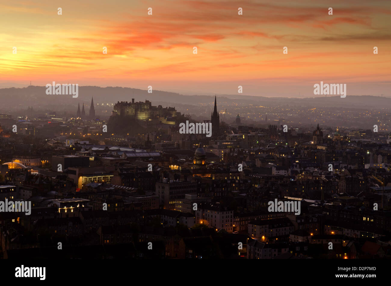 Ein Blick aus der Vogelperspektive auf Edinburgh Castle, die Hauptstadt Schottlands, bei Sonnenuntergang Stockfoto