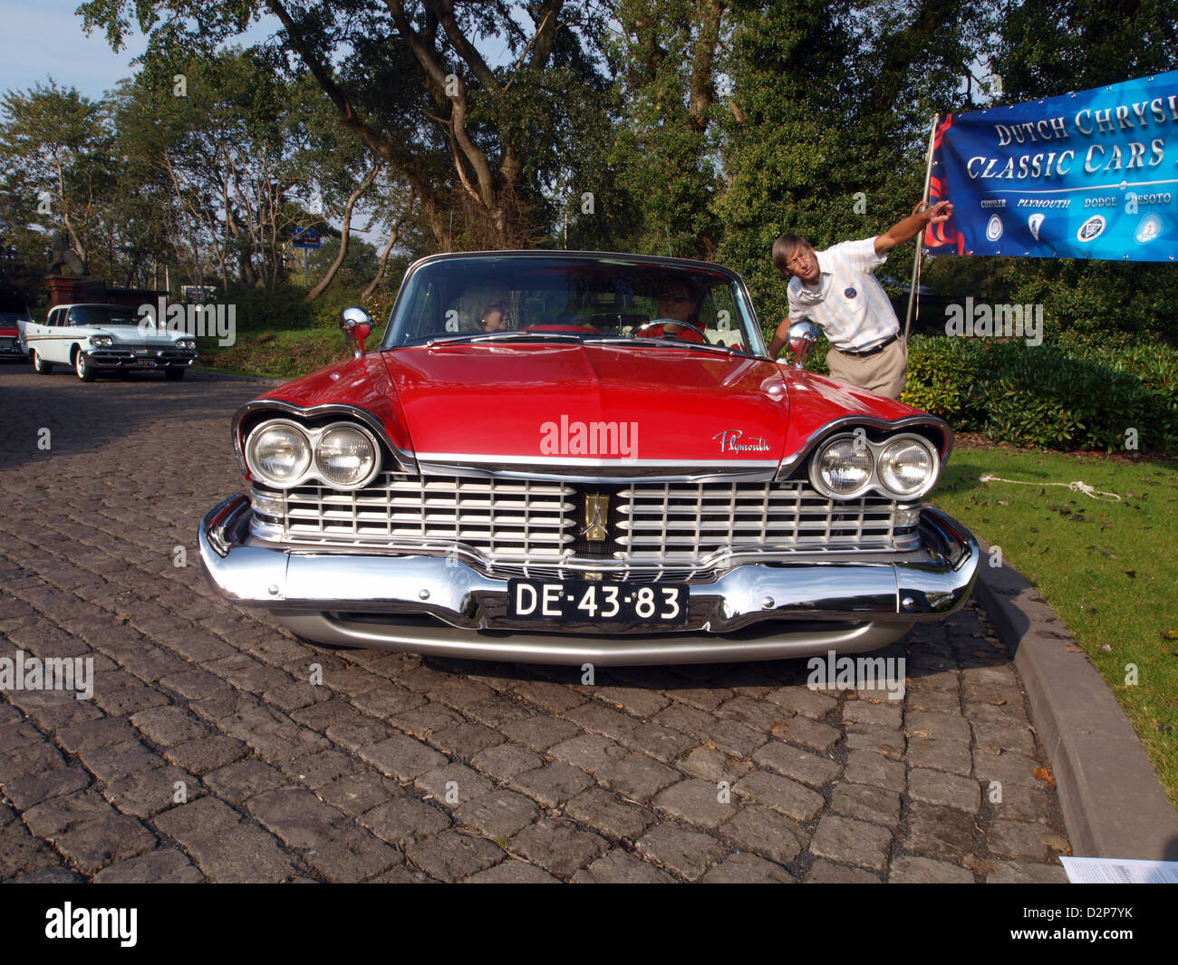 Der 1959 Plymouth Sport Fury ist ein klassischer amerikanischer Muscle Car, der für sein markantes Design und seine starke Leistung bekannt ist. Dieses Oldtimer verfügt über markante Heckflossen, einen großen Chromgrill und einen V8-Motor, was es zu einem begehrten Modell für Sammler und Autofahrer macht. Stockfoto