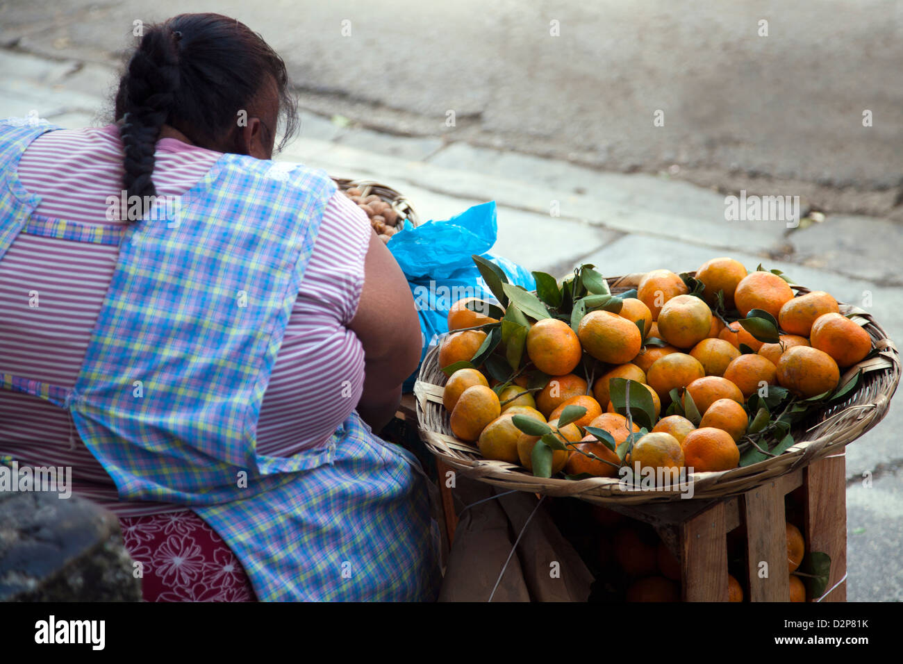 Frau verkaufen Obst der Bürgersteig in Oaxaca - Mexiko Stockfoto