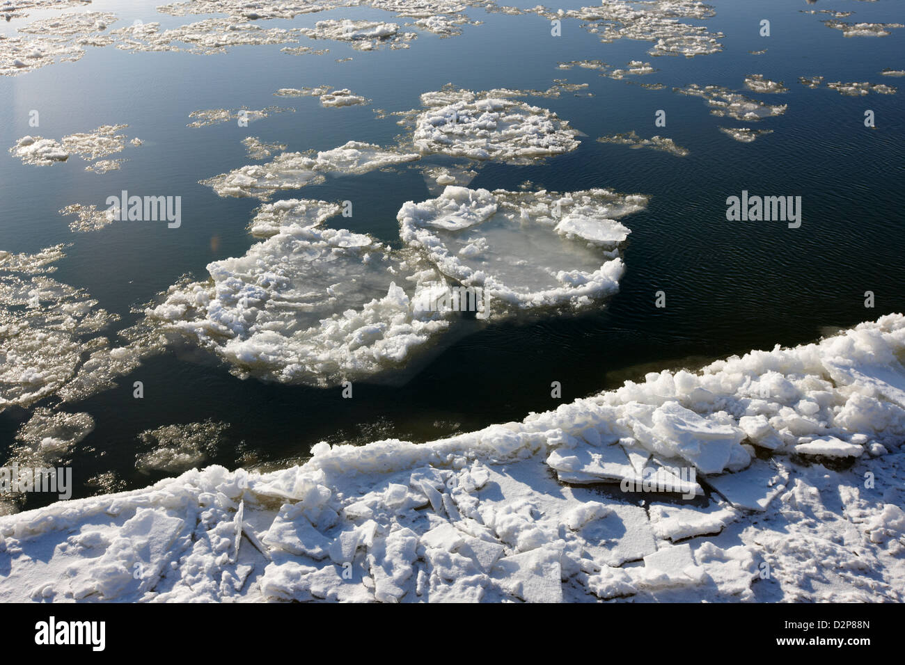 große Teile der schwimmendes Eis am South Saskatchewan River im Winter fließt durch die Innenstadt von Saskatoon Saskatchewan Kanada Stockfoto