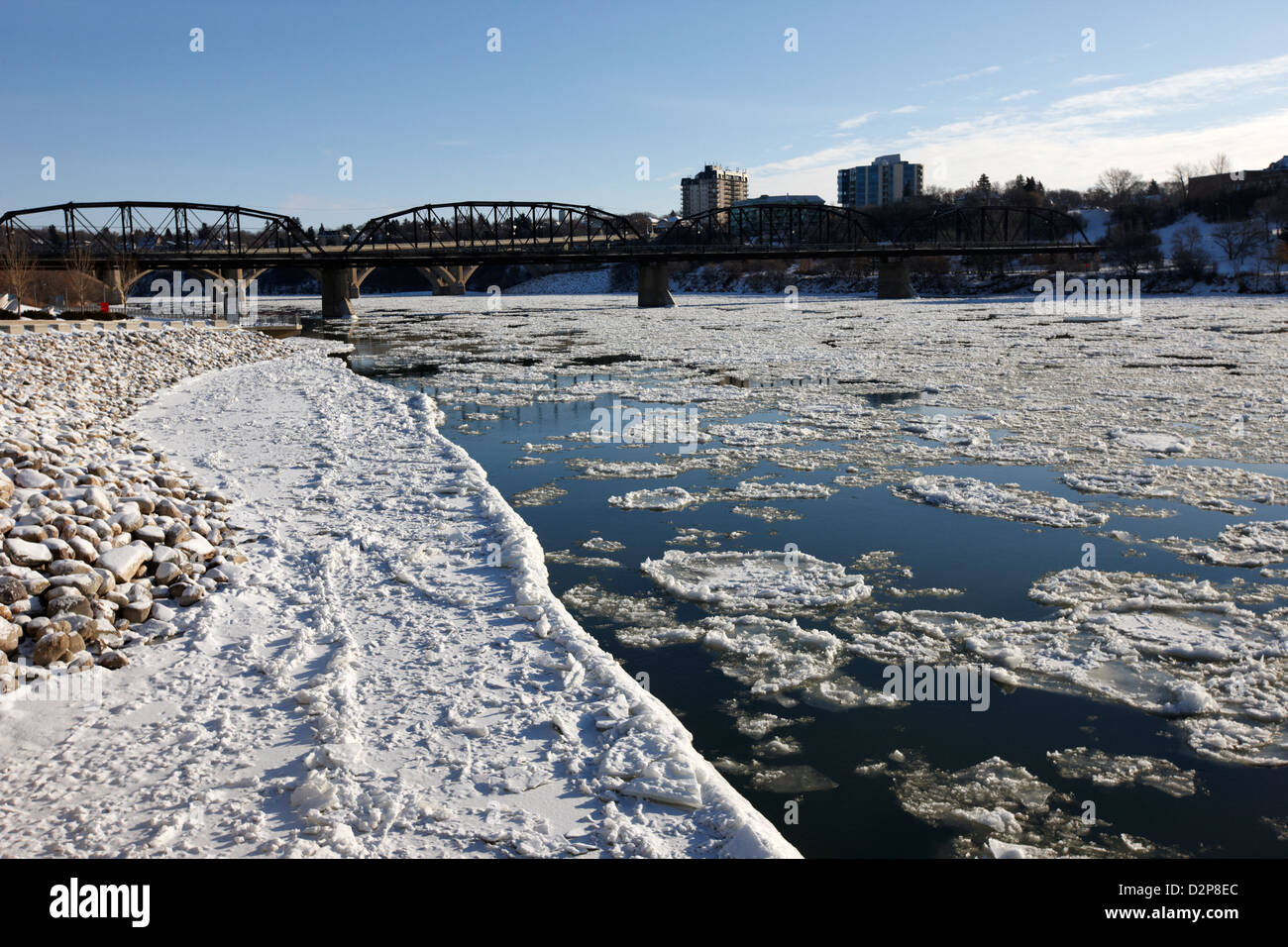große Teile der schwimmendes Eis am South Saskatchewan River im Winter fließt durch die Innenstadt von Saskatoon Saskatchewan Kanada Stockfoto