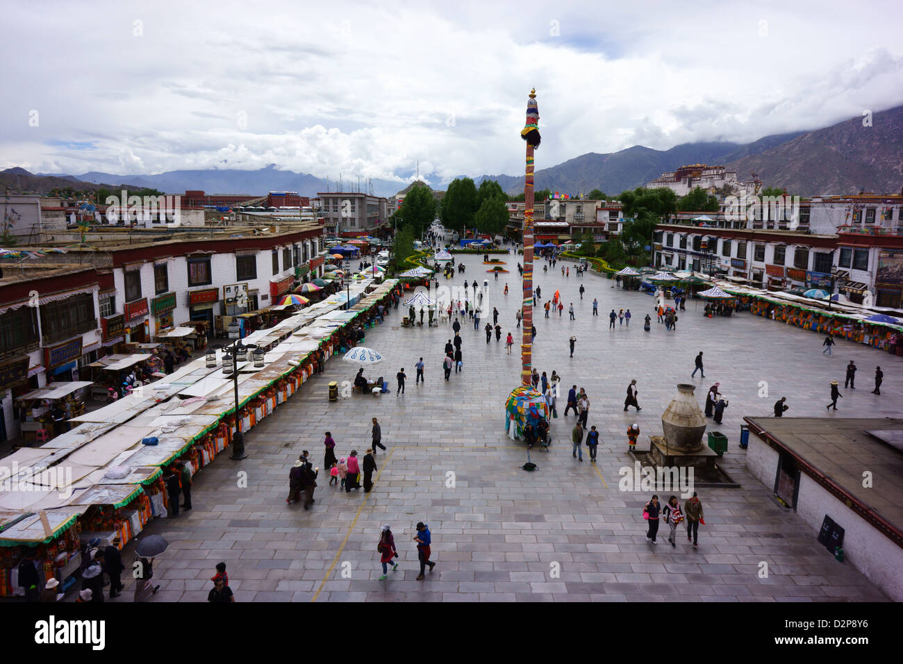 Barkhor Square von Jokhangtempel gesehen ganz links Potala, alte Stadt Lhasa, Tibet Stockfoto