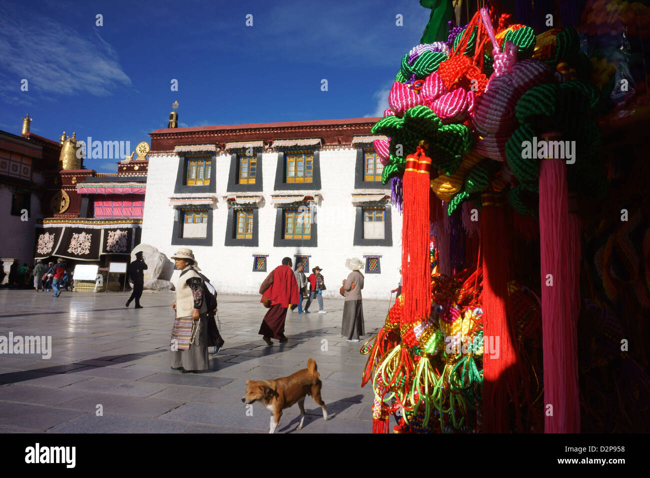 Markt-stand auf der Barkhor Square mit Jokhang-Tempel und Pilger, alte Stadt Lhasa, Tibet Stockfoto