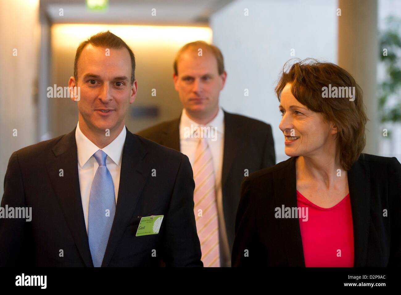 Der Vorsitzende der US-Anti-doping-Agentur USADA, Travis Tygart (L) kommt zusammen mit Dagmar Freitag (SPD, R) für eine Sitzung des Sportausschusses des Deutschen Bundestages in Berlin, Deutschland, 30. Januar 2013. Tygart wurde vom Ausschuss eingeladen, an der Sitzung teilnehmen. Foto: Marc Tirl Stockfoto