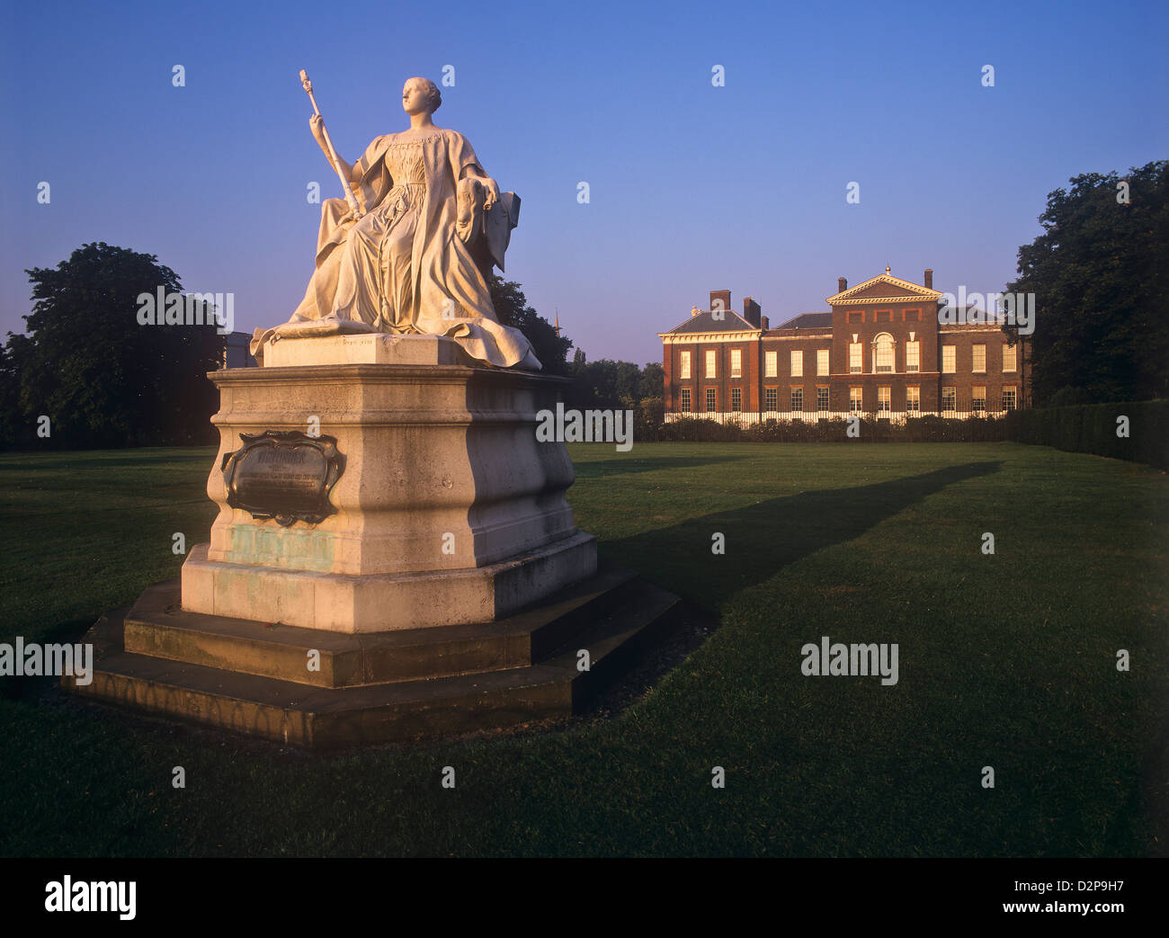 Kensington-Palast und die Statue von Königin Victoria, Kensington Gardens, London Stockfoto