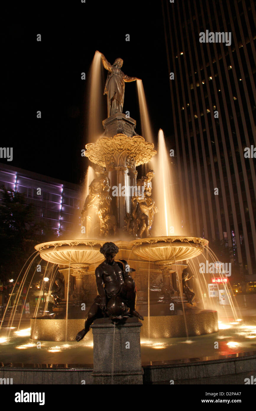 Brunnen in der Nacht am Fountain Square downtown Cincinnati Ohio Vergnügungsviertel Stockfoto