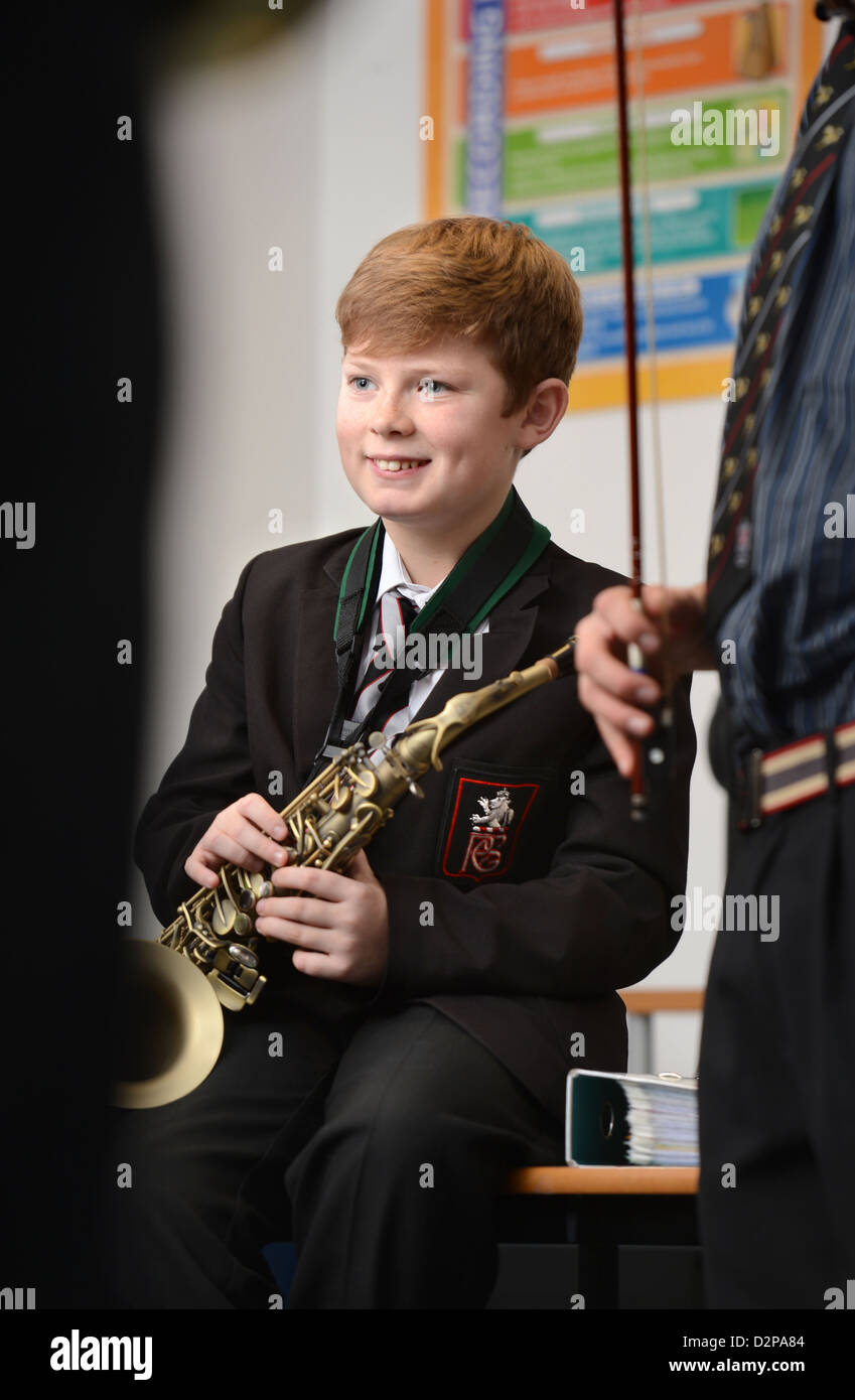 Ein Junge spielt ein Saxophon bei einer Bandprobe an Pasteten Grammar School in Cheltenham, Gloucestershire UK Stockfoto