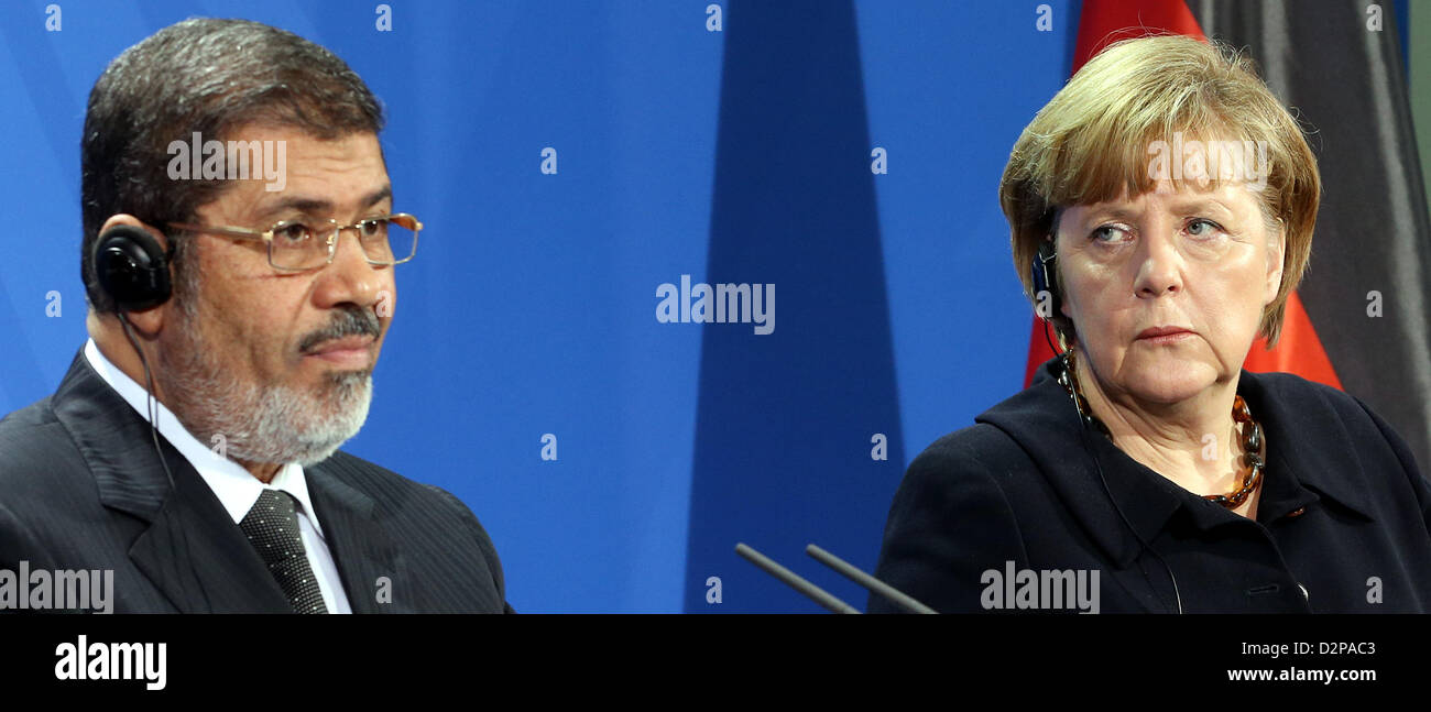 Bundeskanzlerin Angela Merkel und Präsident von Ägypten Mohamed Mursi geben eine gemeinsame Pressekonferenz im Bundeskanzleramt in Berlin, Deutschland, 30. Januar 2013. Foto: WOLFGANG KUMM Stockfoto