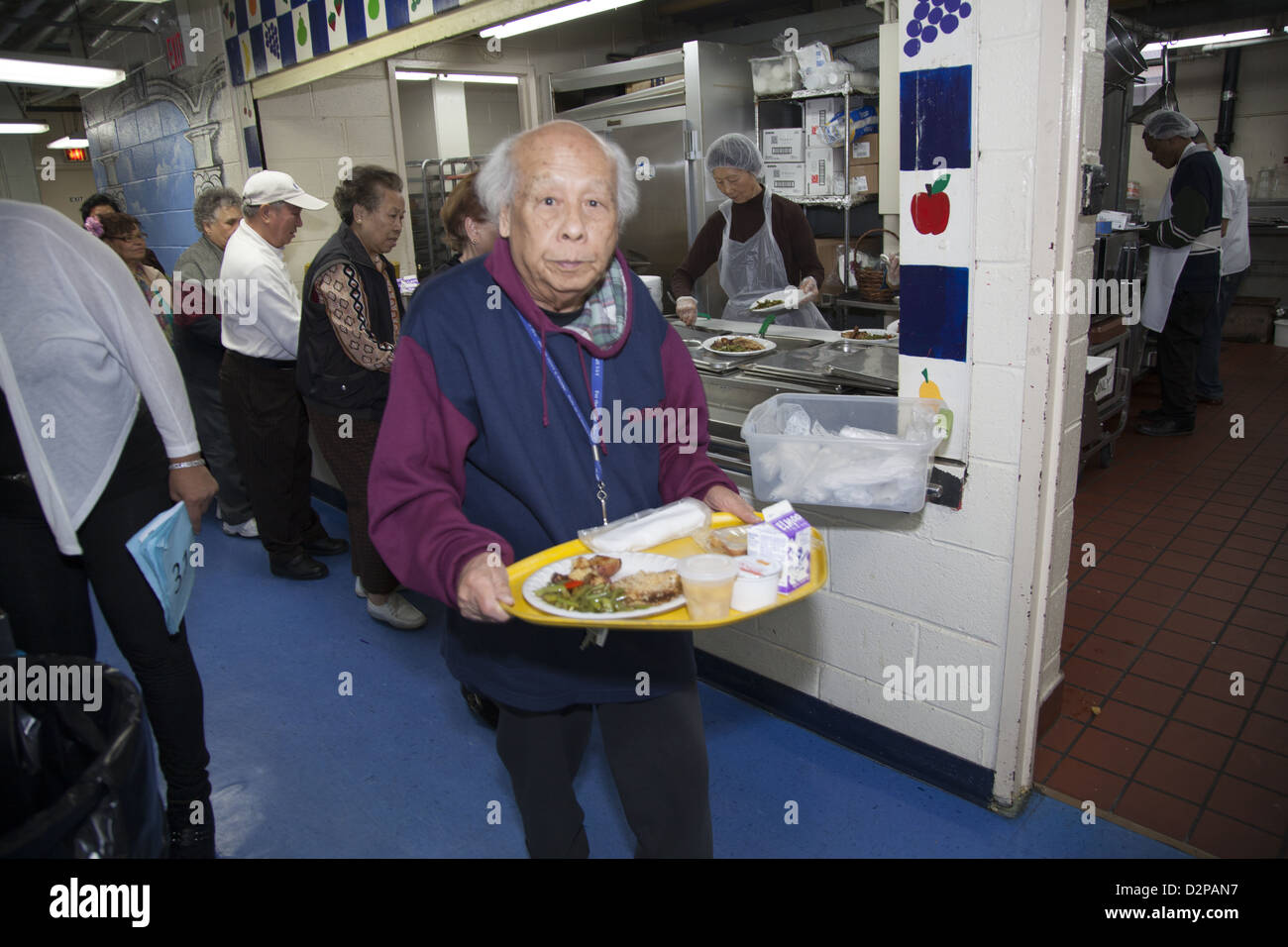 Esszimmer, das Mittagessen in einem Seniorenzentrum auf der Lower East Side von Manhattan. Stockfoto