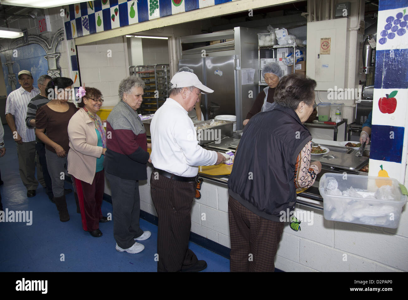 Esszimmer, das Mittagessen in einem Seniorenzentrum auf der Lower East Side von Manhattan. Stockfoto