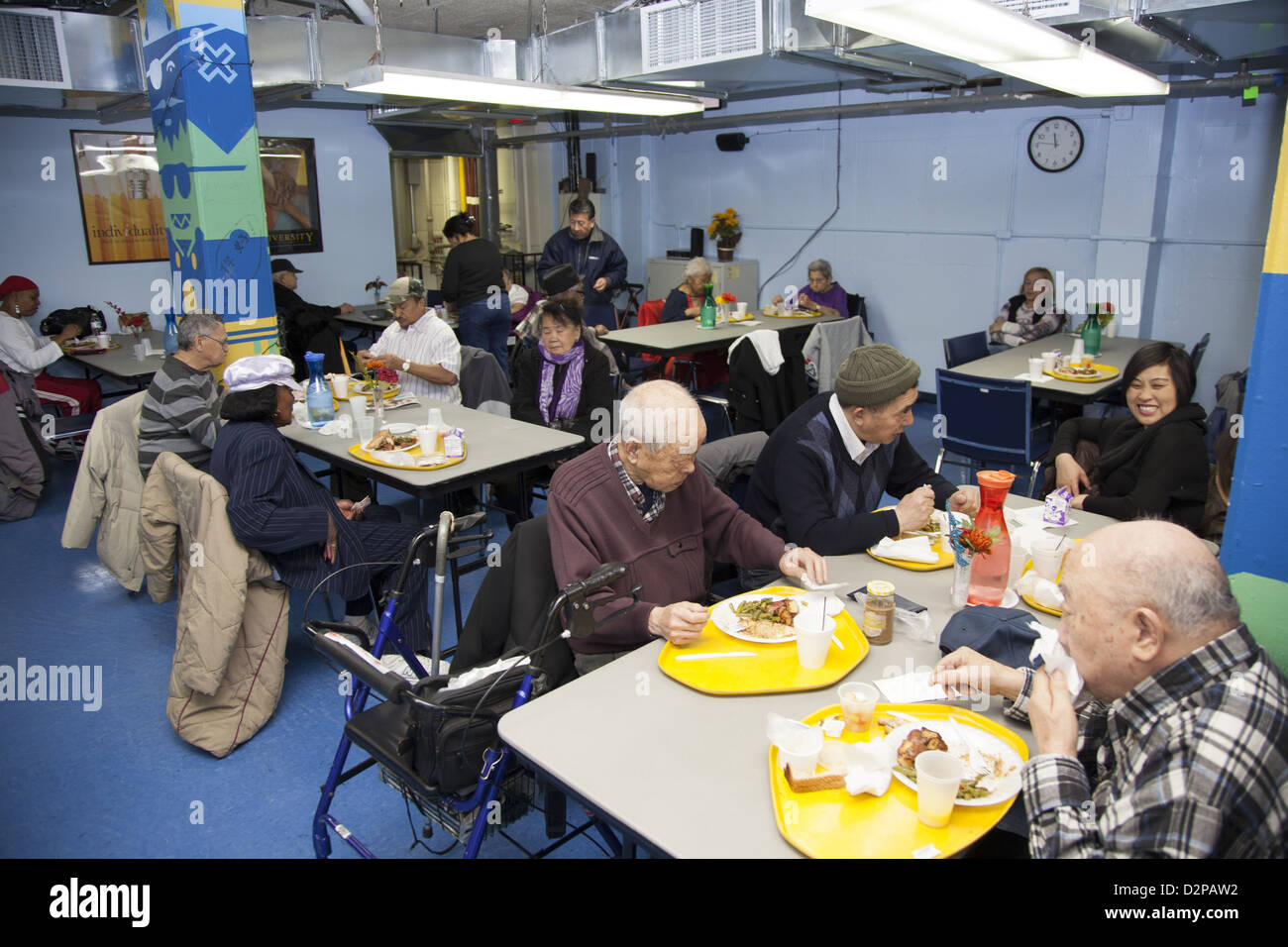 Esszimmer, das Mittagessen in einem Seniorenzentrum auf der Lower East Side von Manhattan. Stockfoto