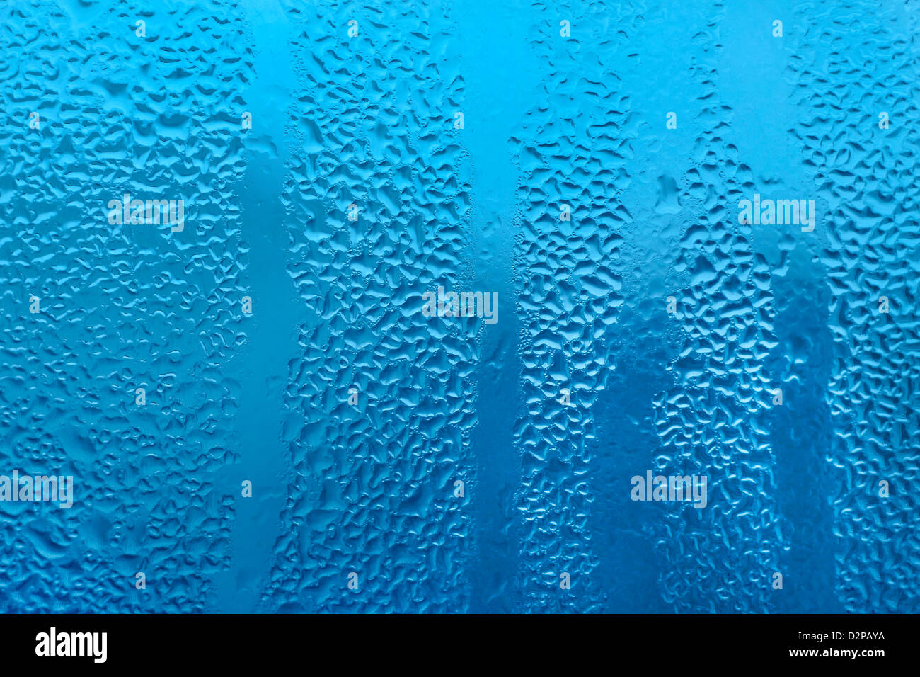 Natürliche Wasser tropft auf Glas Stockfoto