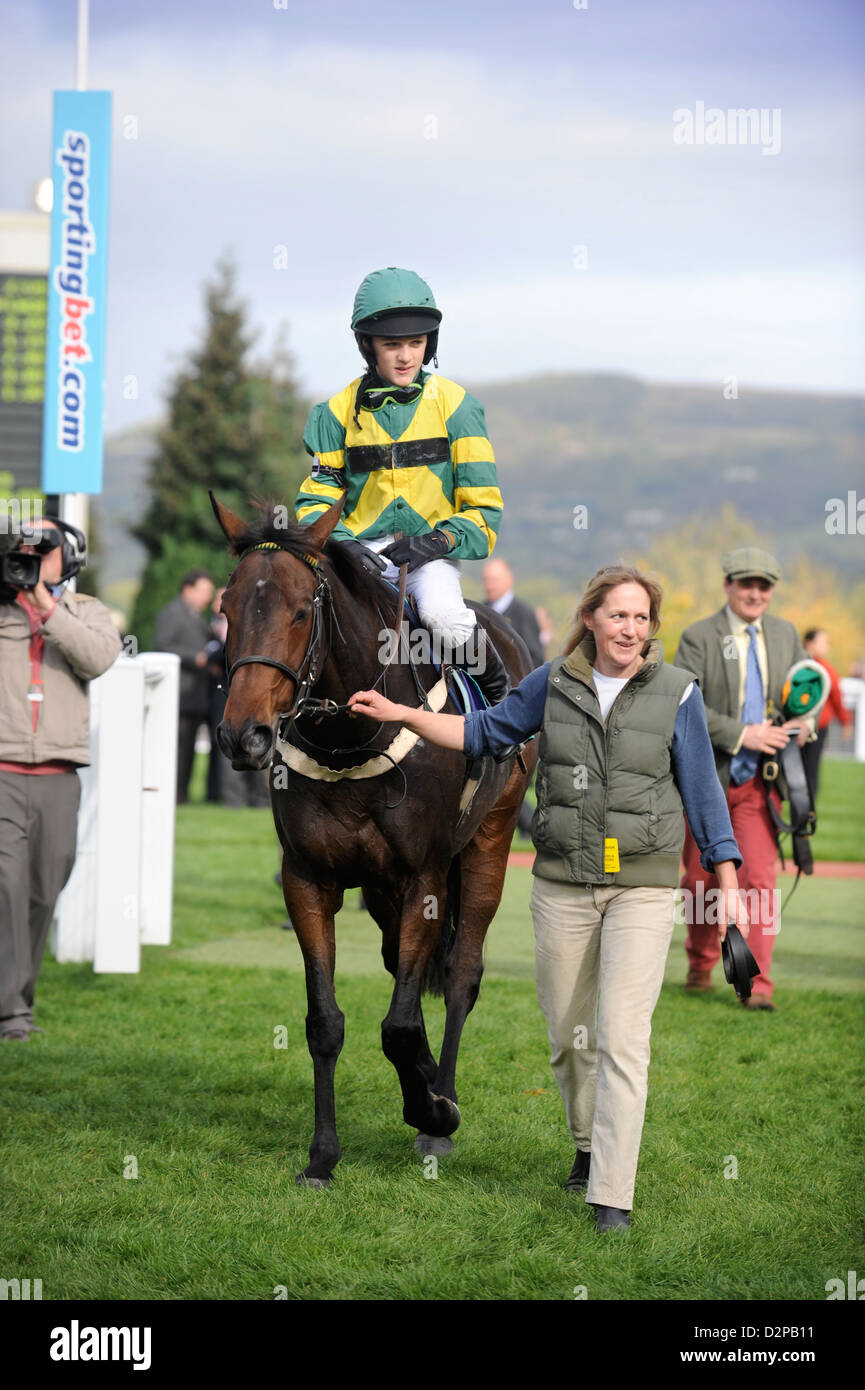 Eine richtige Pferd und Jockey sind Blei in der Gewinner-Gehäuse bei einem Kinder-treffen auf dem Cheltenham Racecourse, Gloucestershire Stockfoto