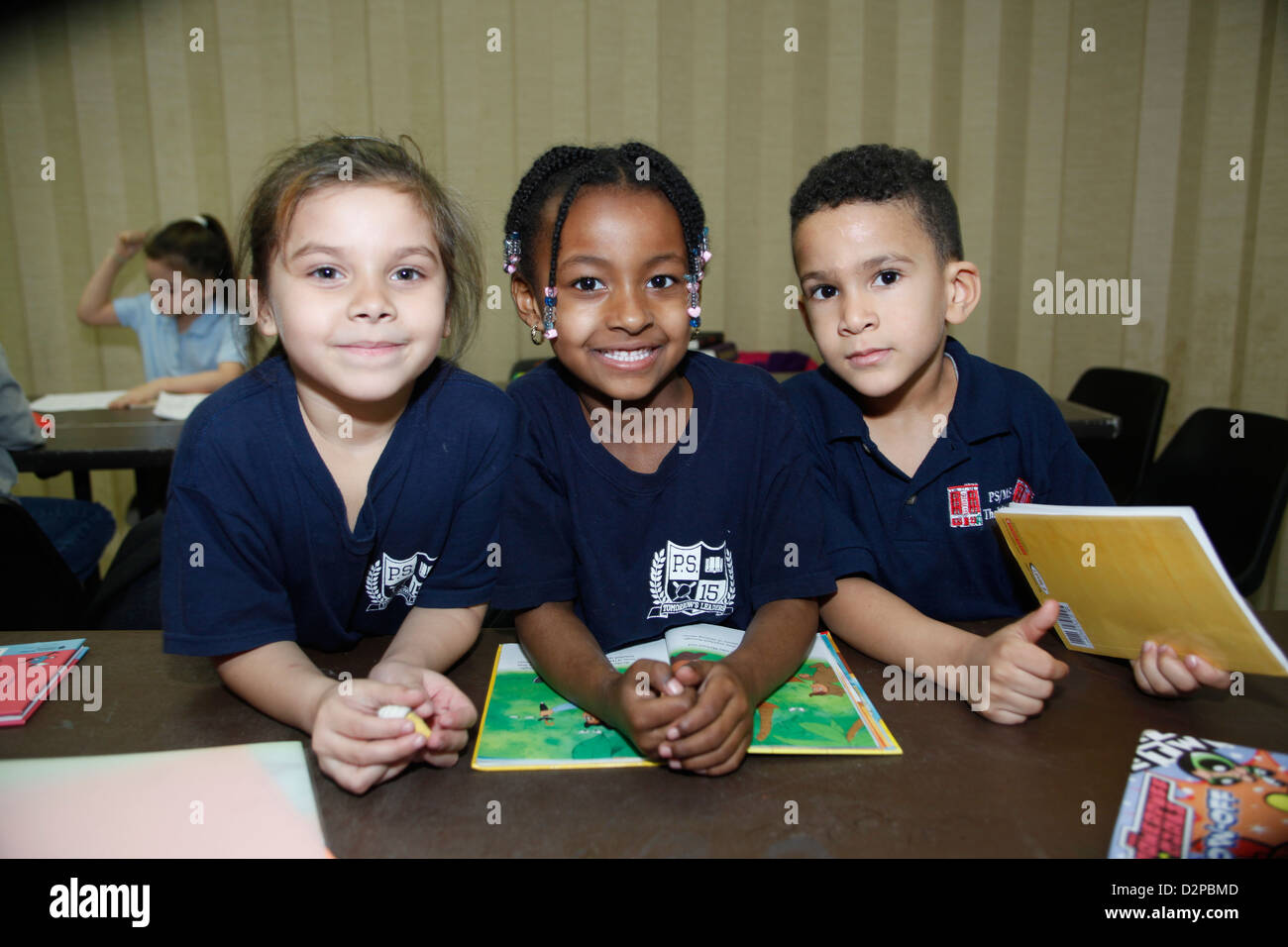Kinder nehmen an einem nach der Schule Hausaufgaben & Ausbildung Programm auf der Lower East Side, NYC Stockfoto