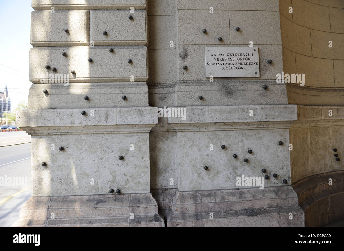 Budapest. Stahlkugeln an der Fassade des ethnographischen Museums in Erinnerung an Menschen, die von der ungarischen kommunistischen Regime getötet. Stockfoto