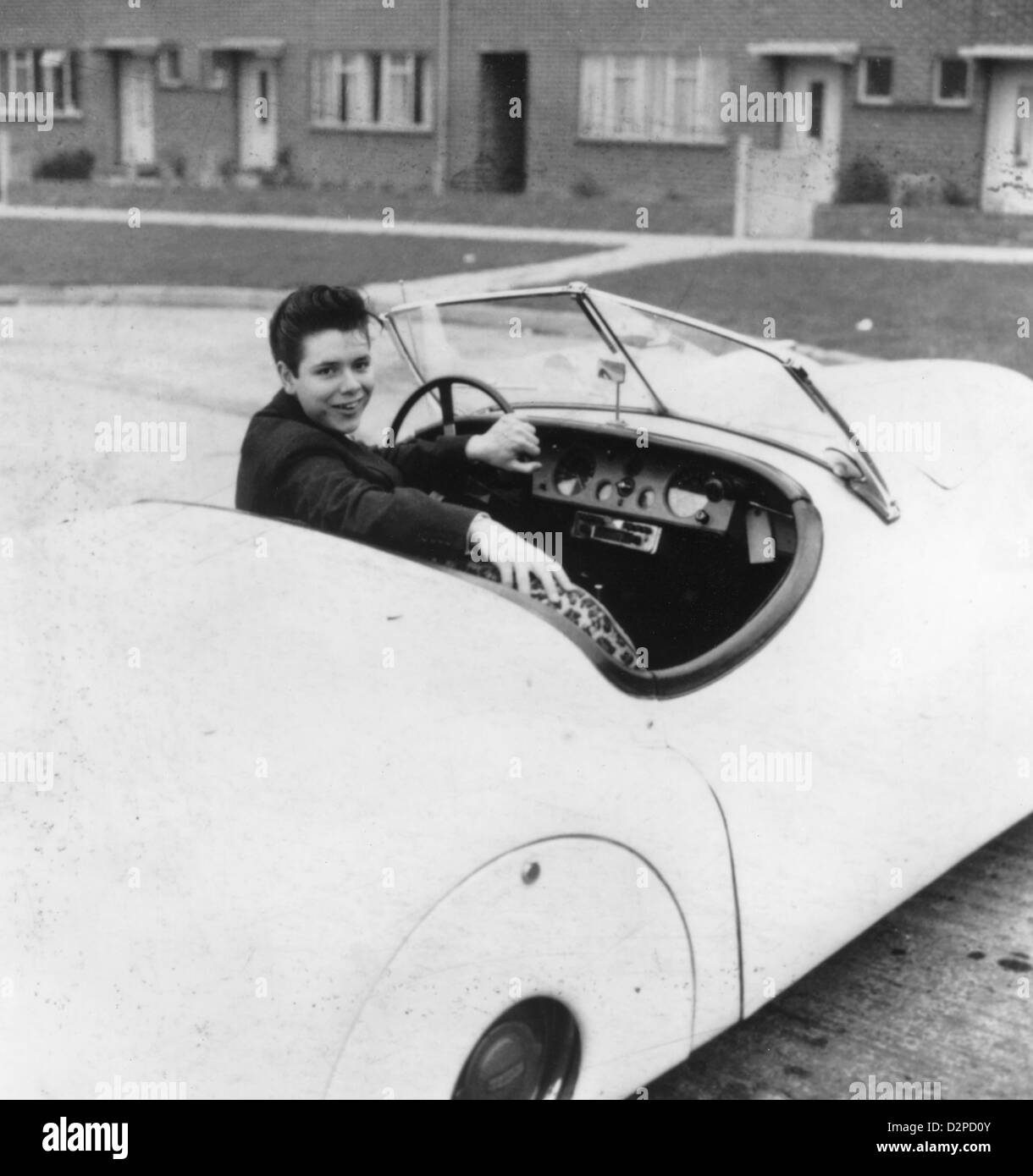 CLIFF RICHARD UK-Pop-Sängerin in seinem Jaguar-Sportwagen außerhalb der Familie Ealing Rat nach Hause, Nord London, 1959. Stockfoto