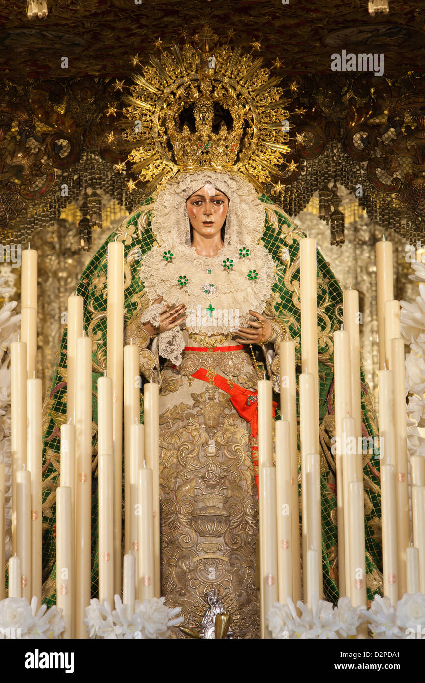 Bild der Jungfrau Maria auf Float (Pasos) durchgeführt, während der Semana Santa (Karwoche) Stockfoto