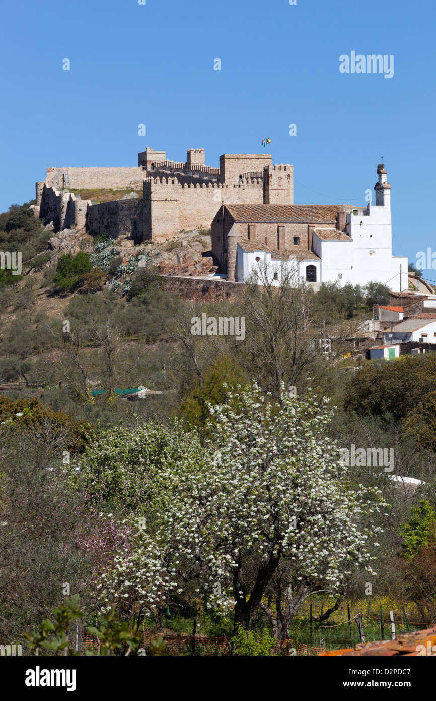 Das 13. Jahrhundert Schloss und 15. Jahrhundert Pfarrkirche Stockfoto